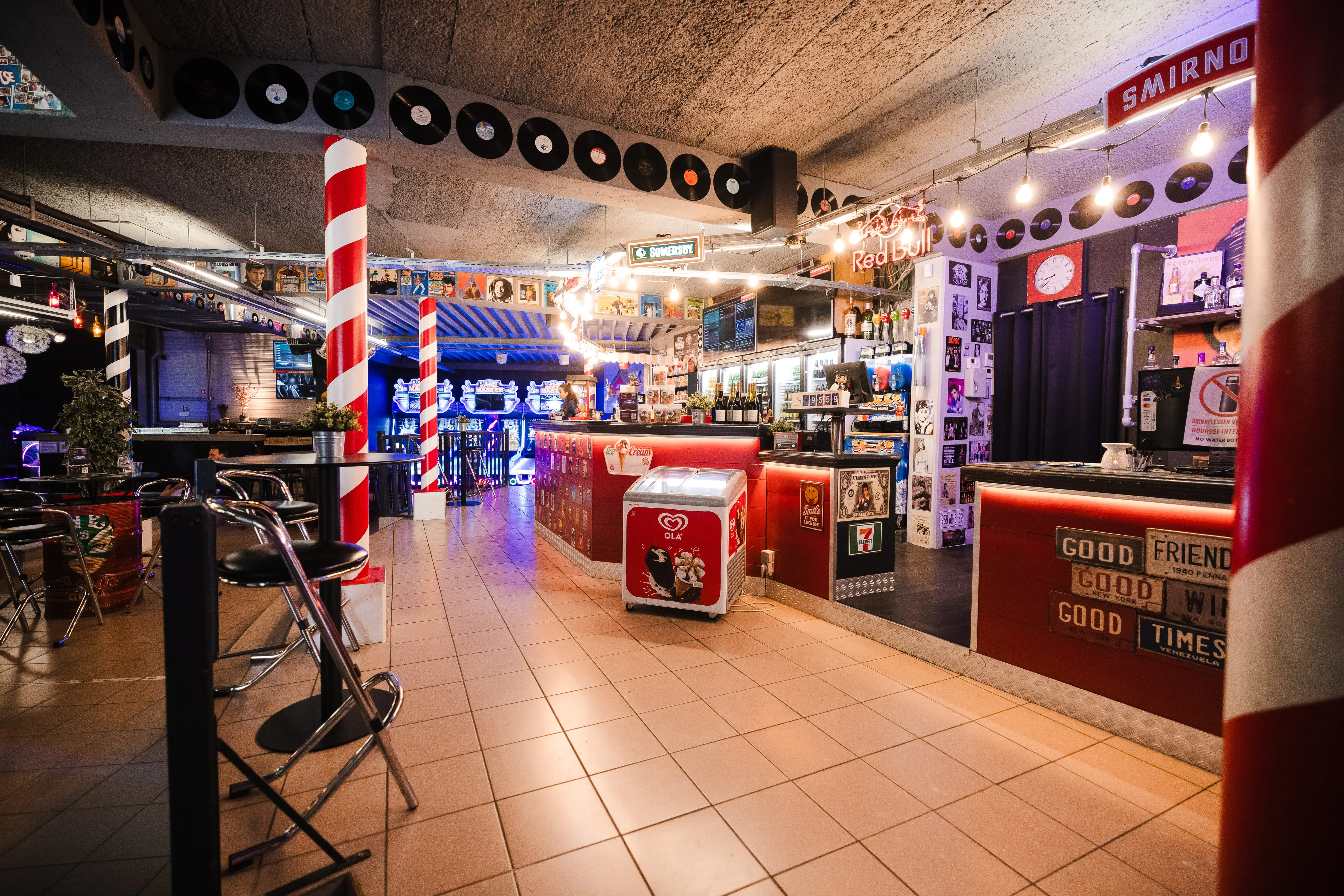 Bar d'accueil de Laser Magic, vinyles au plafond et colonnes rayées
