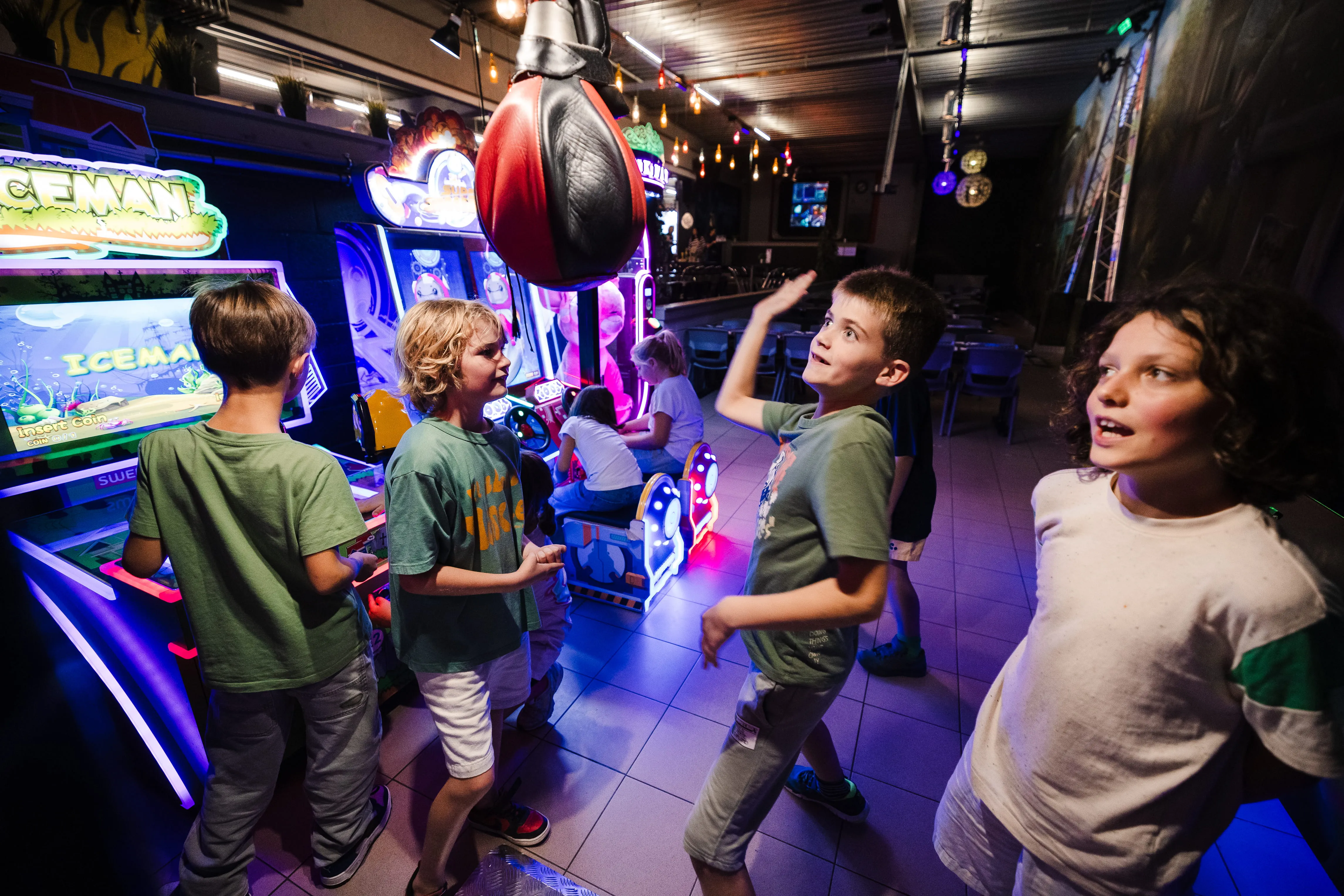 Enfants devant les bornes de la salle d'arcade de Laser Magic
