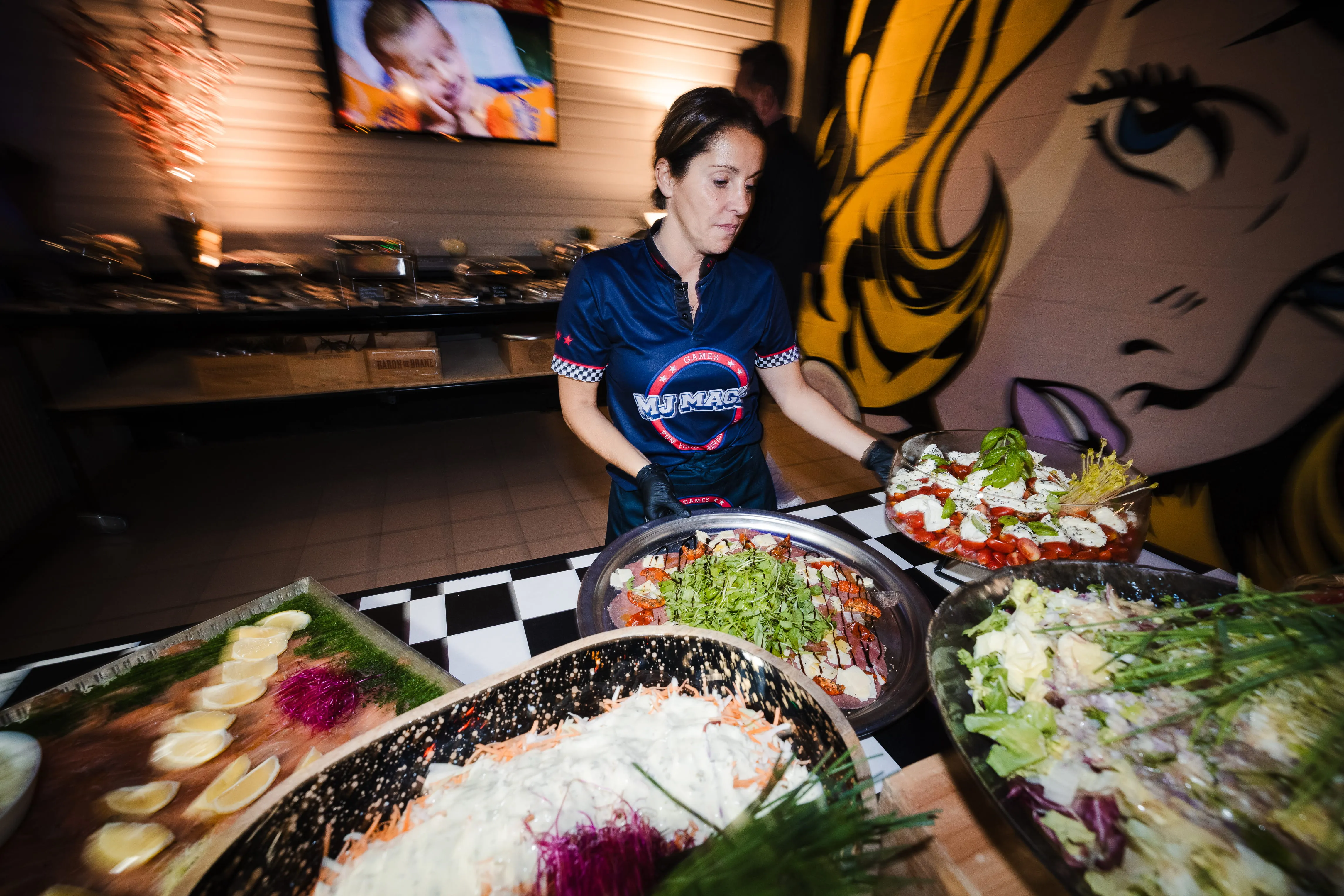Membre de l'équipe de Laser Magic préparant le buffet de salades