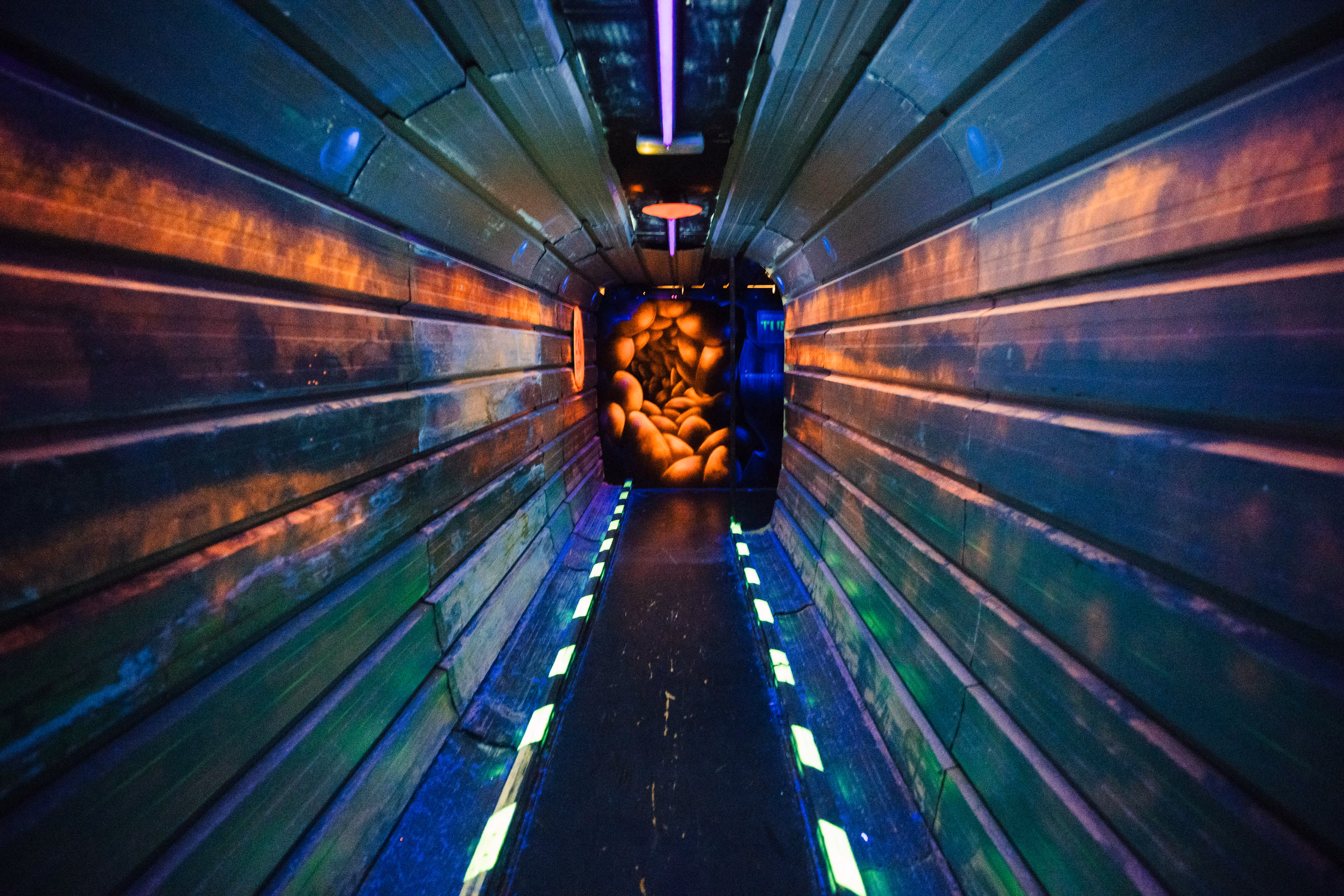 Tunnel lumineux menant à une arène de laser game de Laser Magic