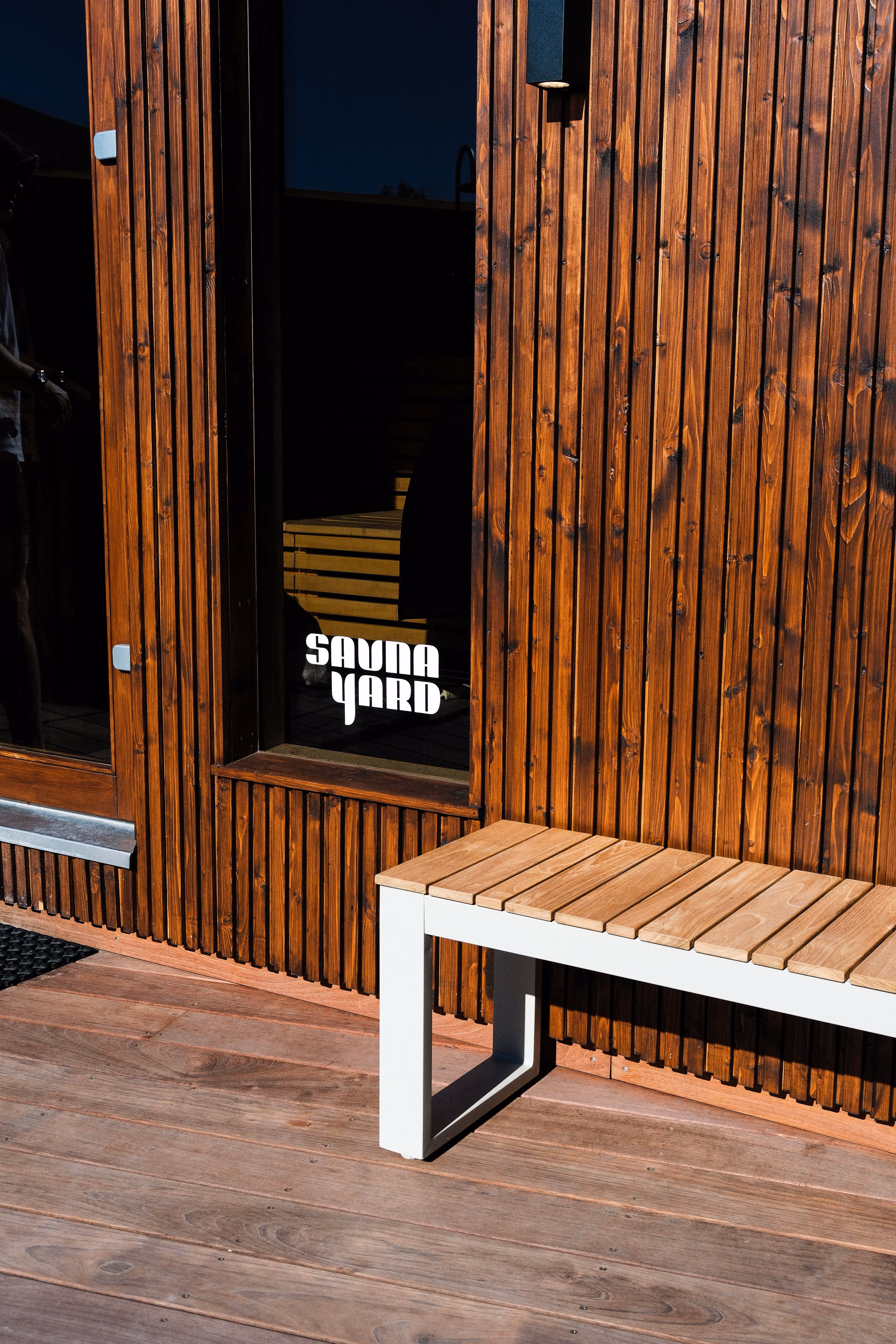 En bænk foran vores varme sauna