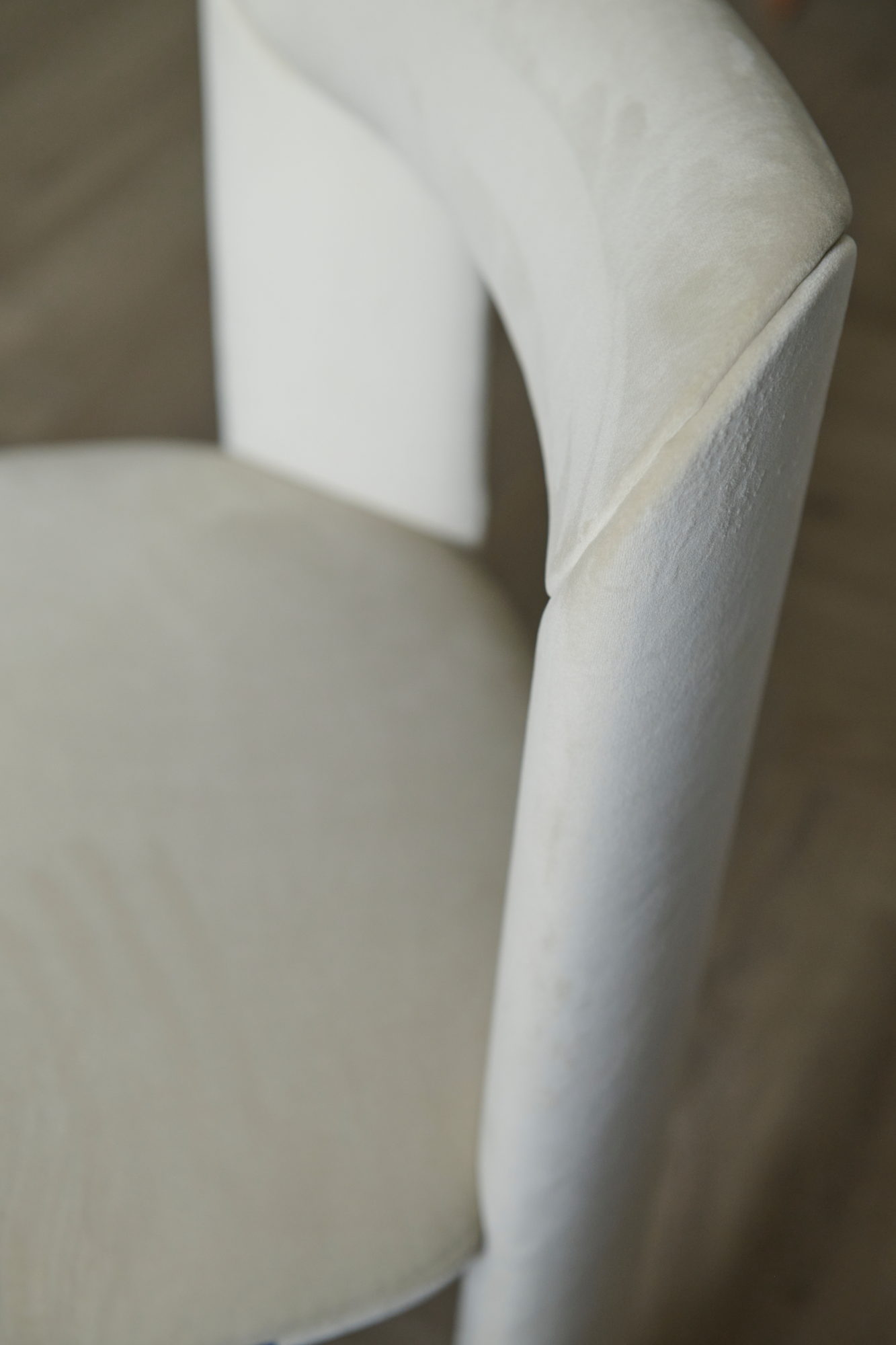 Detail der Polsterung und Naht am Amia Stuhl in Creme