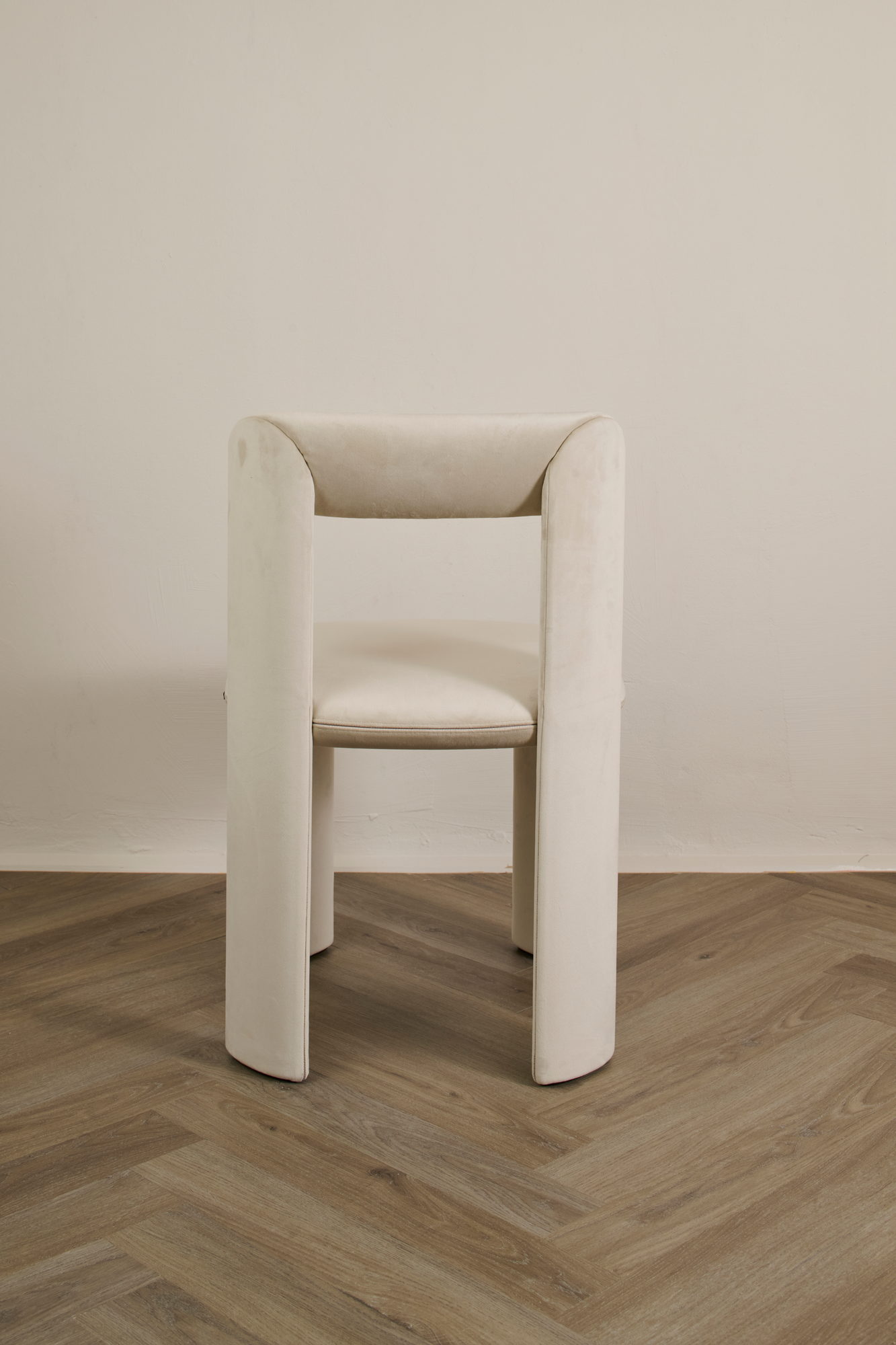 Amia Stuhl in Creme von hinten mit umlaufender Rückenlehne