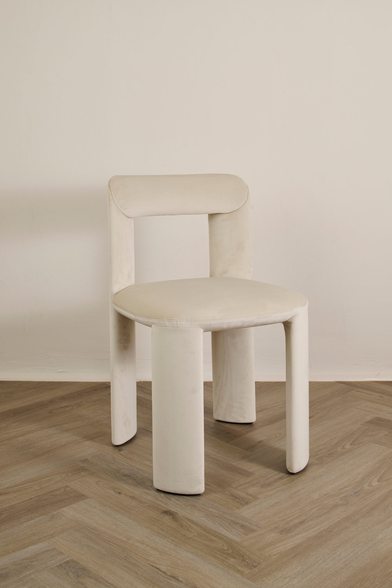 Amia Stuhl in Creme in der Dreiviertelansicht