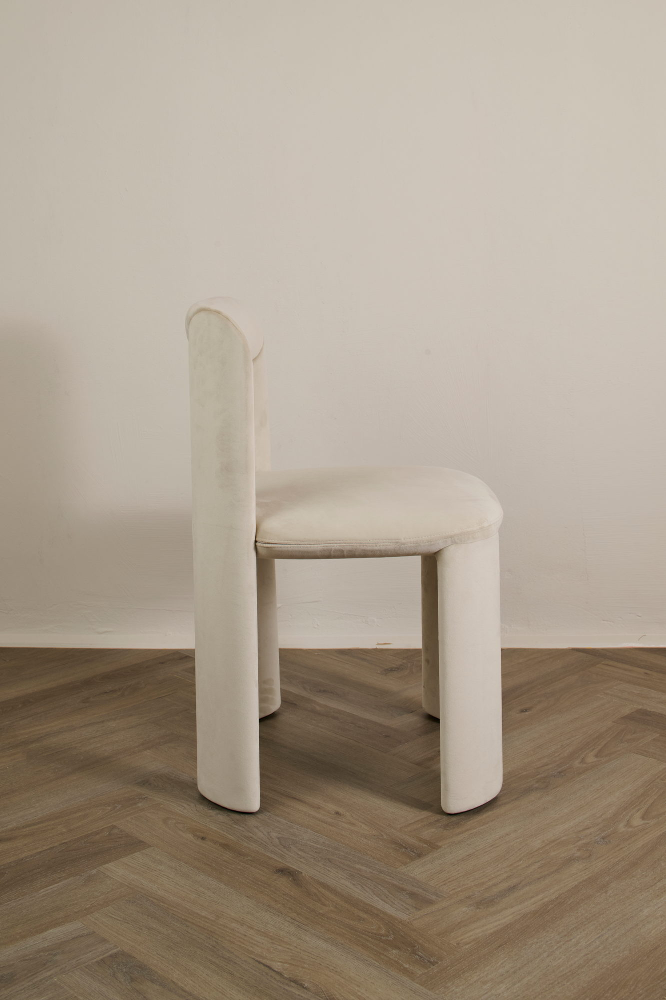 Amia Stuhl in Creme von der Seite