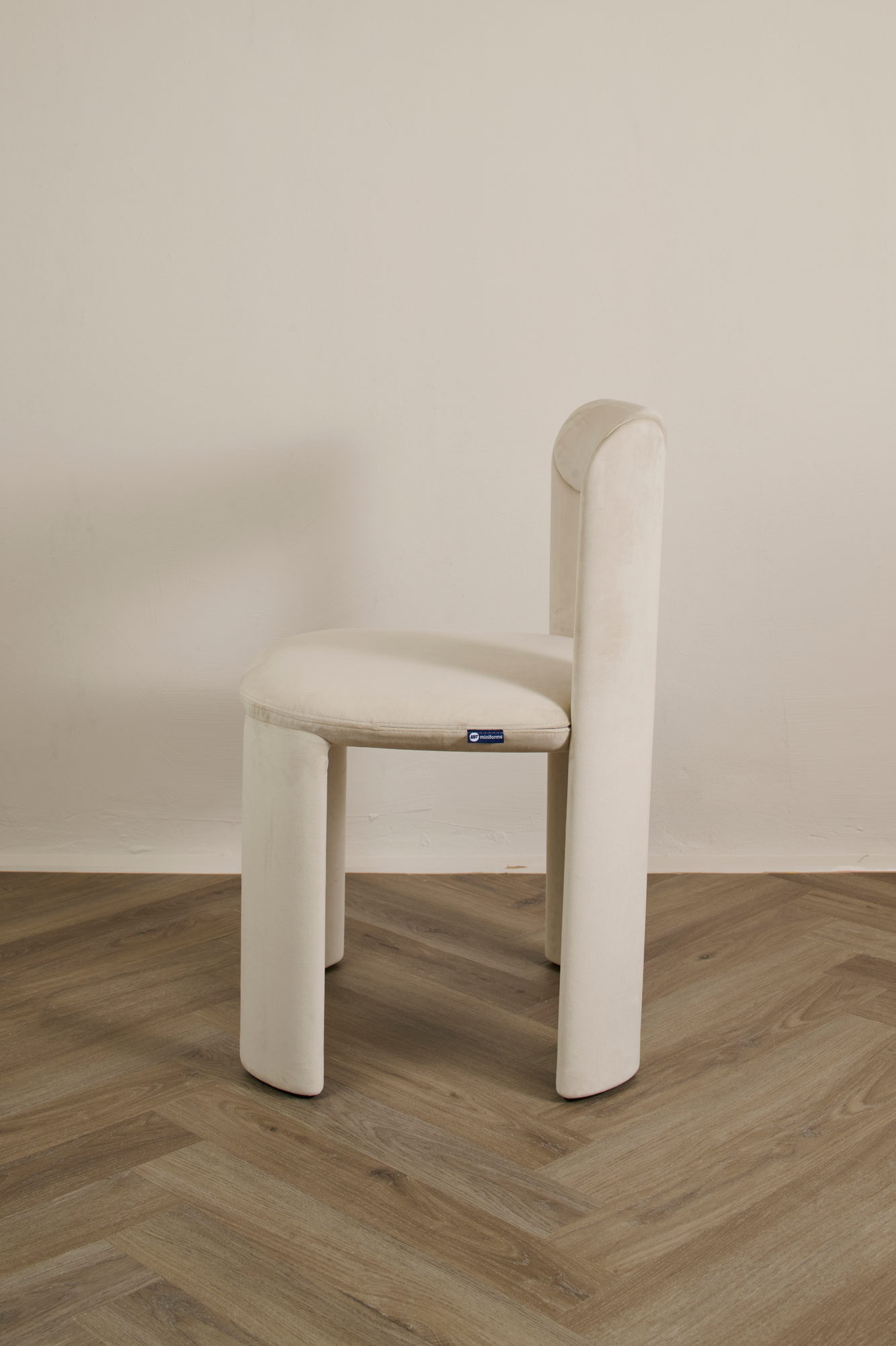 Amia Stuhl in Creme im Profil