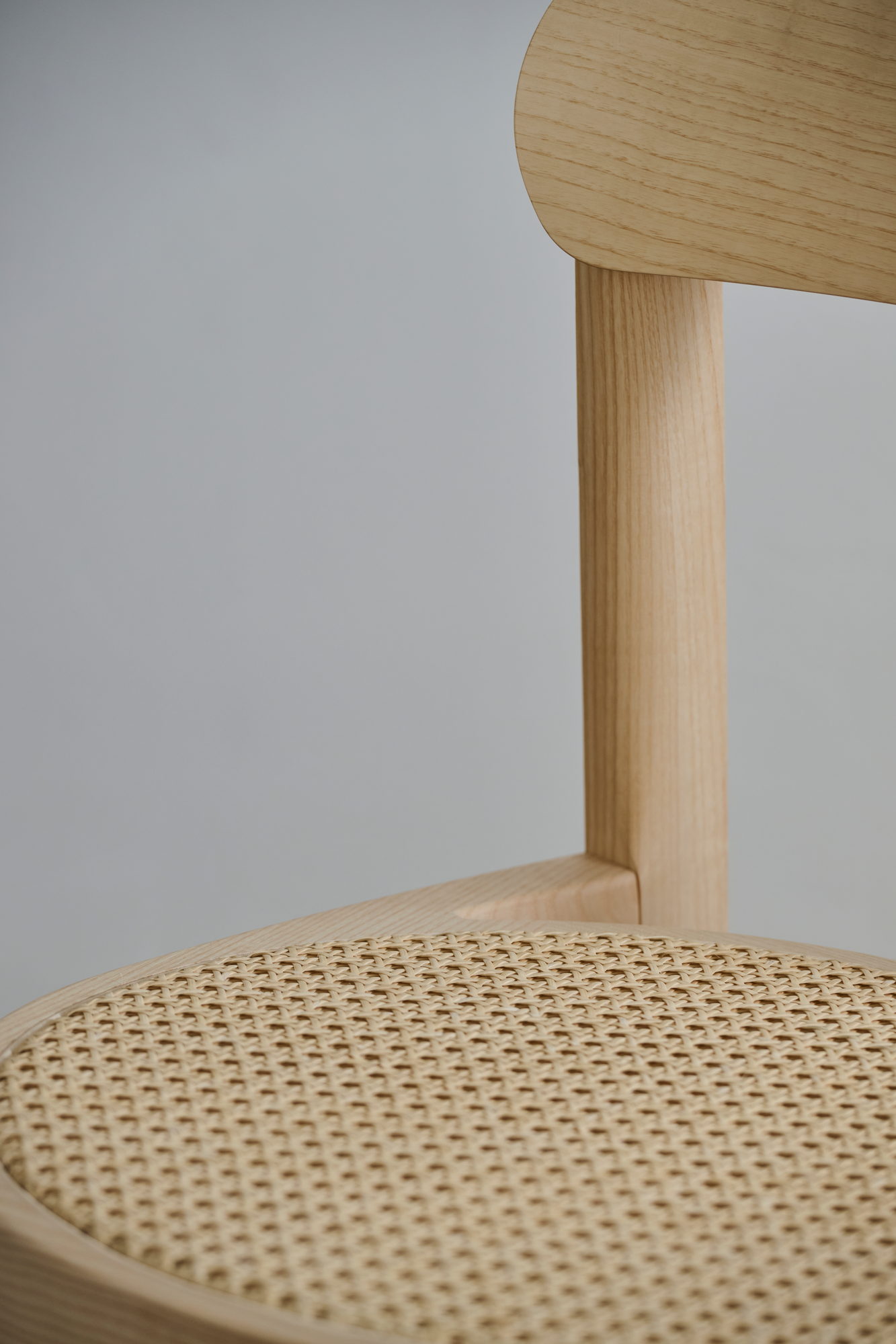 Detail der geflochtenen Sitzfläche des Brulla Stuhls