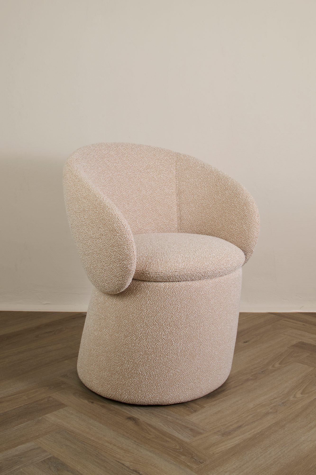 Nebula Monaca Armlehnstuhl in Creme in der Dreiviertelansicht