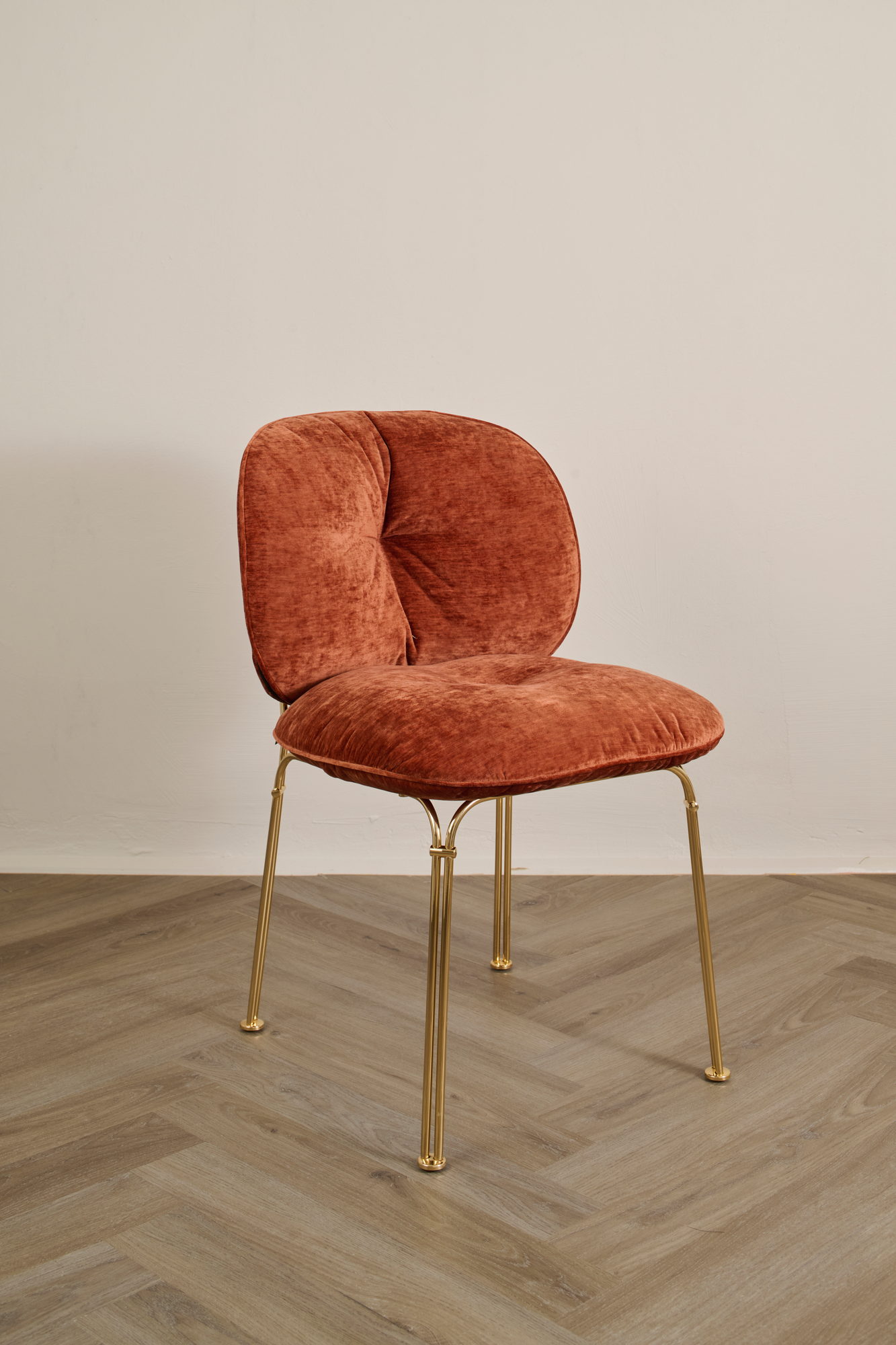 Mullit Chair in Rostrot in der Dreiviertelansicht