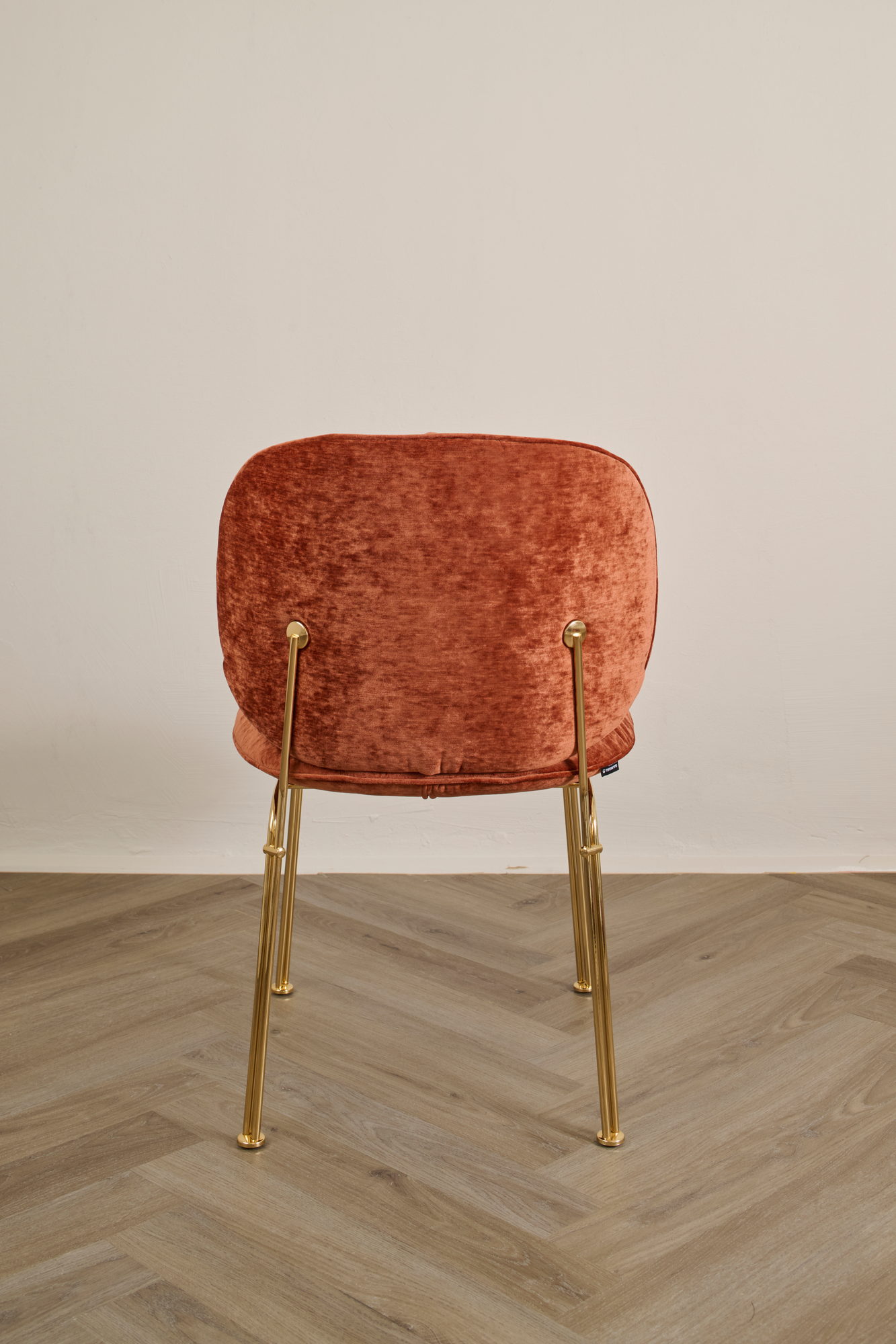 Mullit Chair in Rostrot von hinten