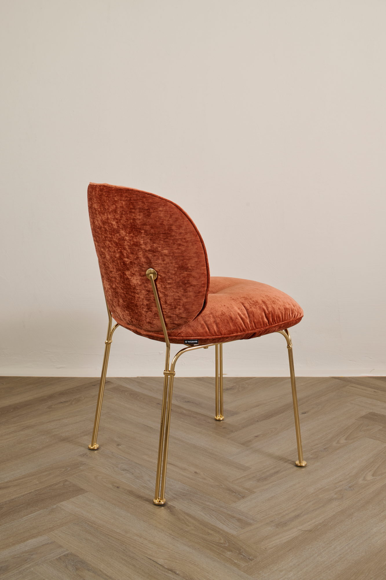 Mullit Chair in Rostrot, schräge Rückansicht