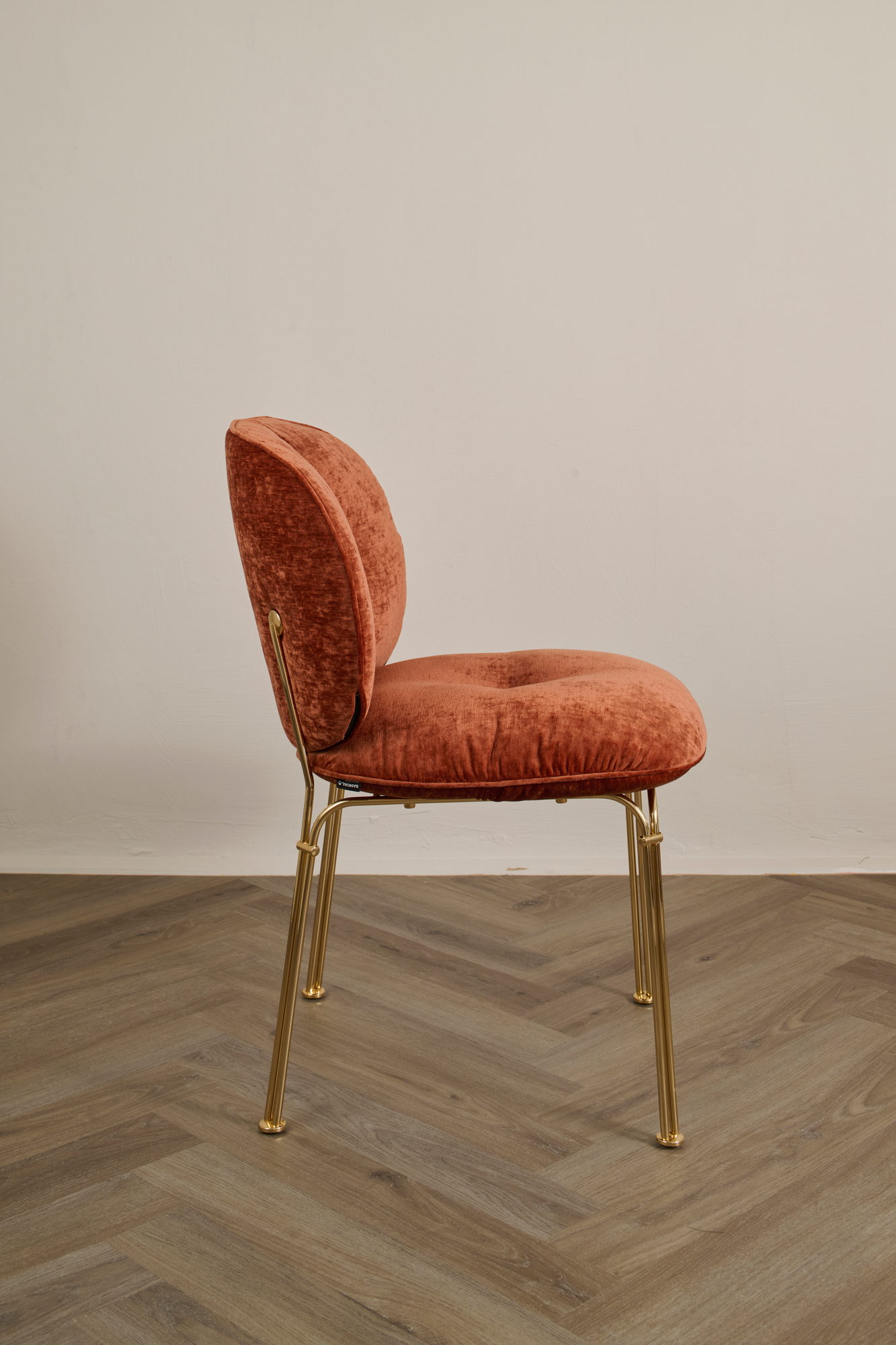 Mullit Chair in Rostrot von der Seite