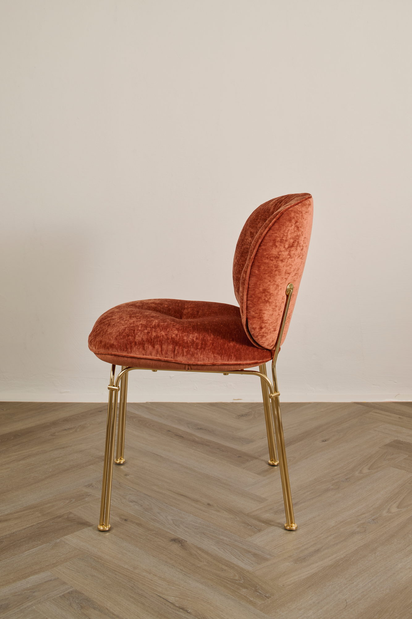 Mullit Chair in Rostrot im Profil