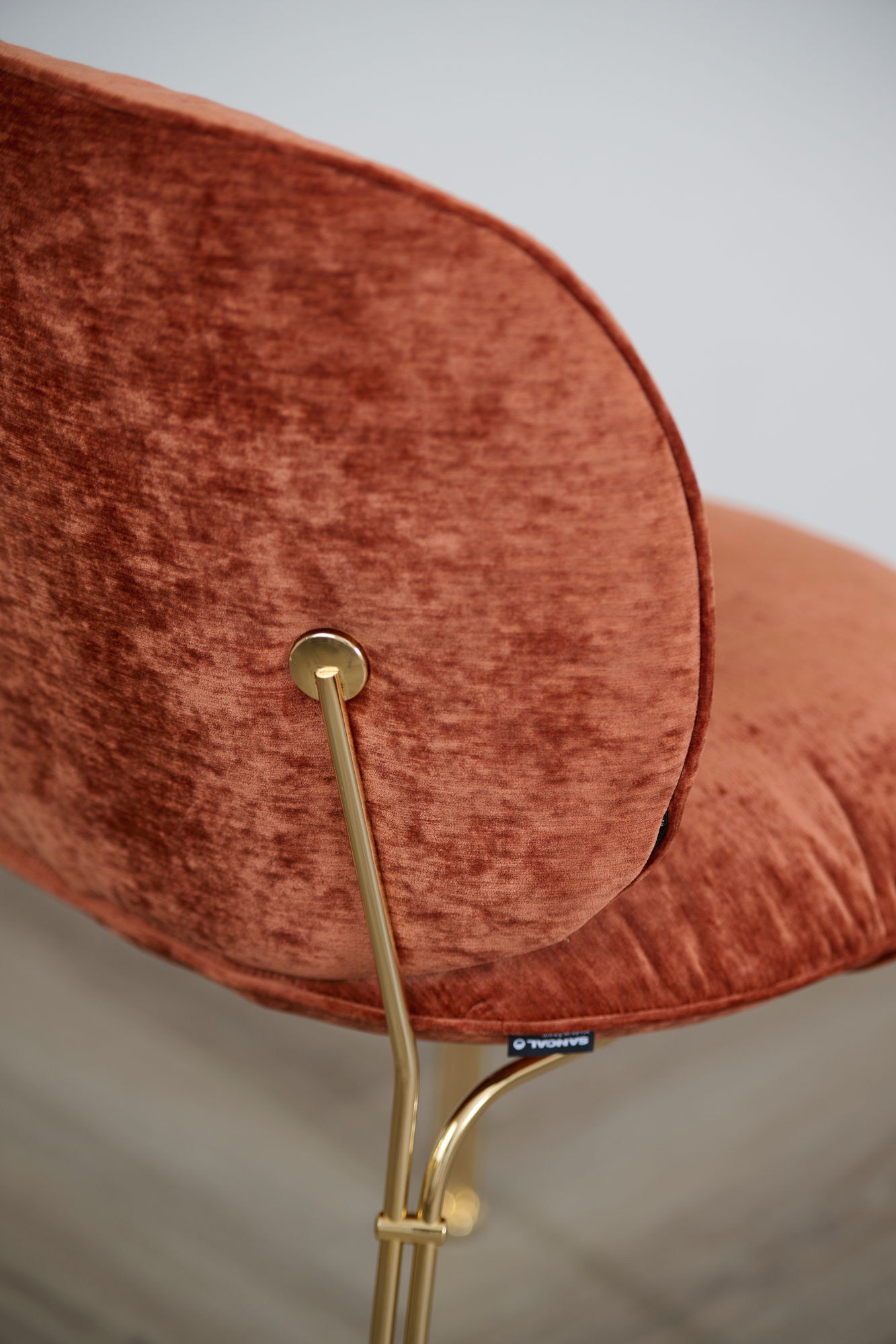Detail von Rückenlehne und Messingbein am Mullit Chair