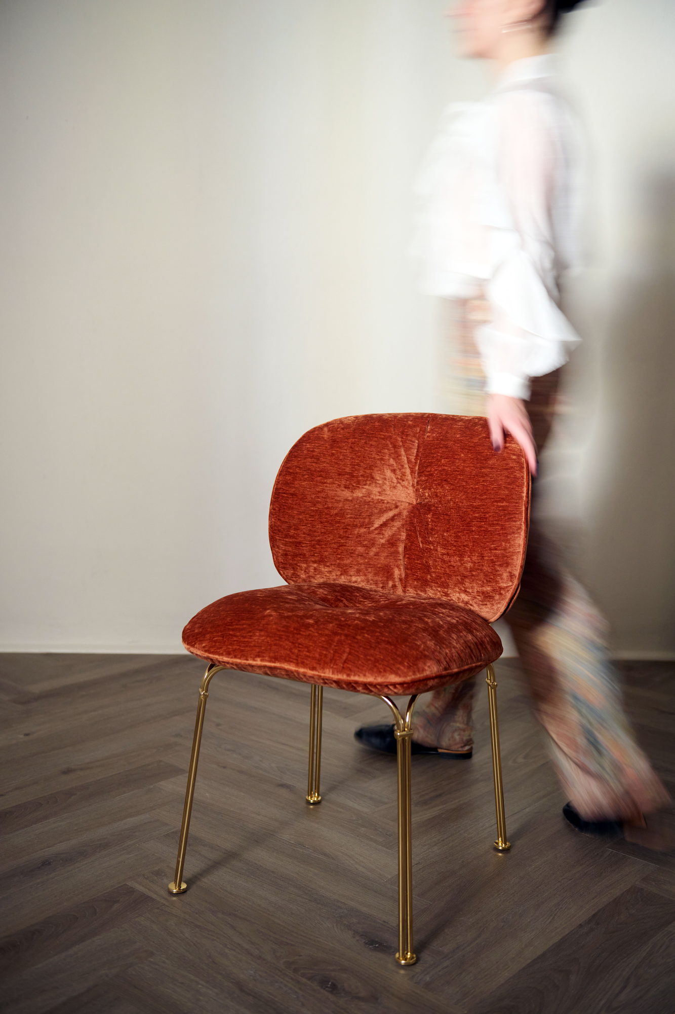 Mullit Chair in Rostrot in einer Wohnszene