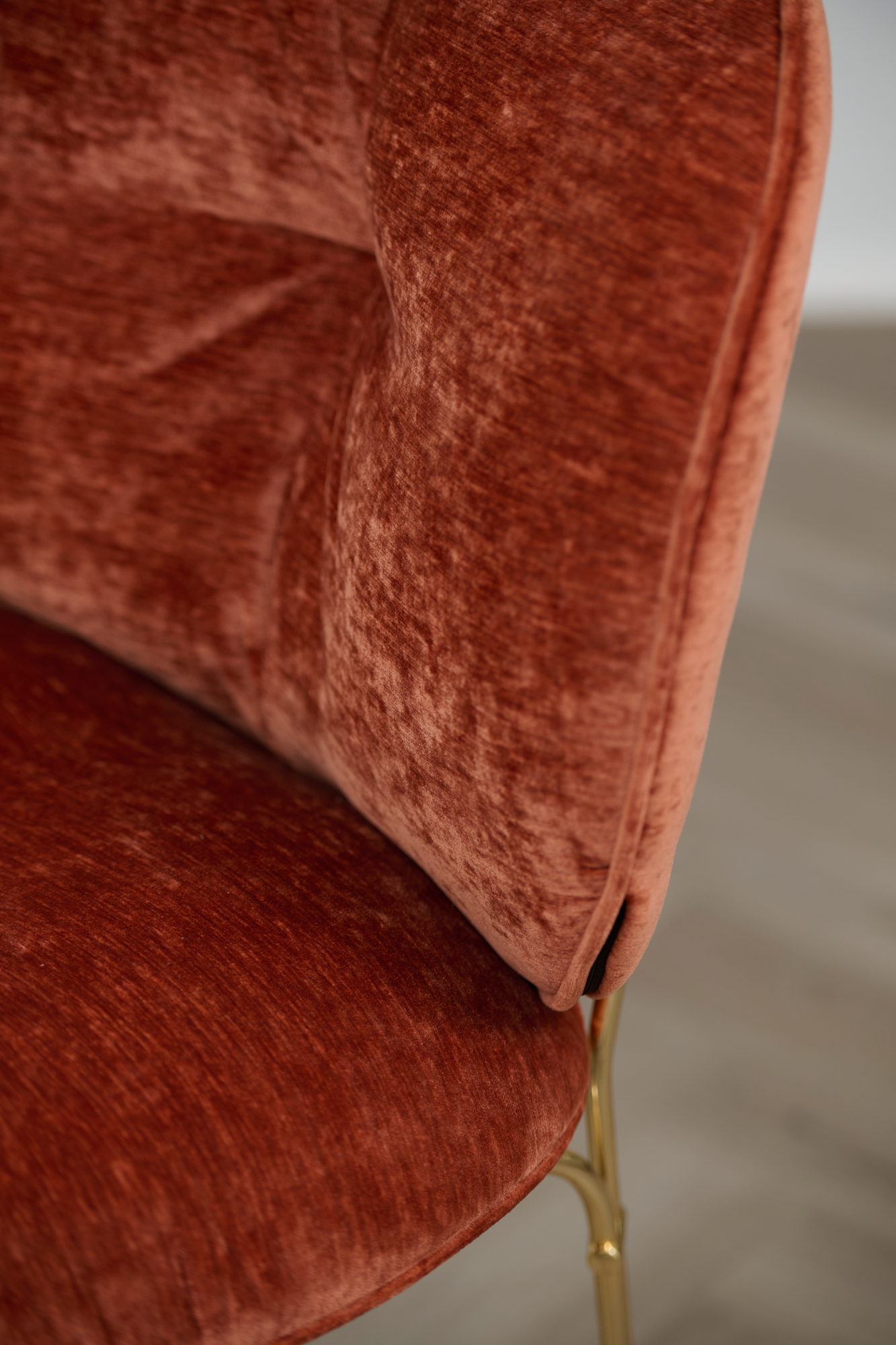Detail von Sitz und Rückenlehne am Mullit Chair in Rostrot