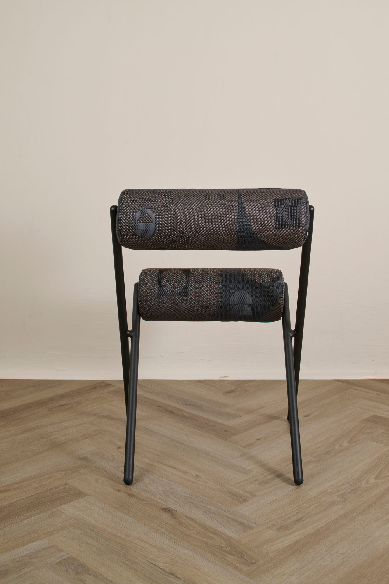 Roll Chair in Dunkel, schräge Rückansicht