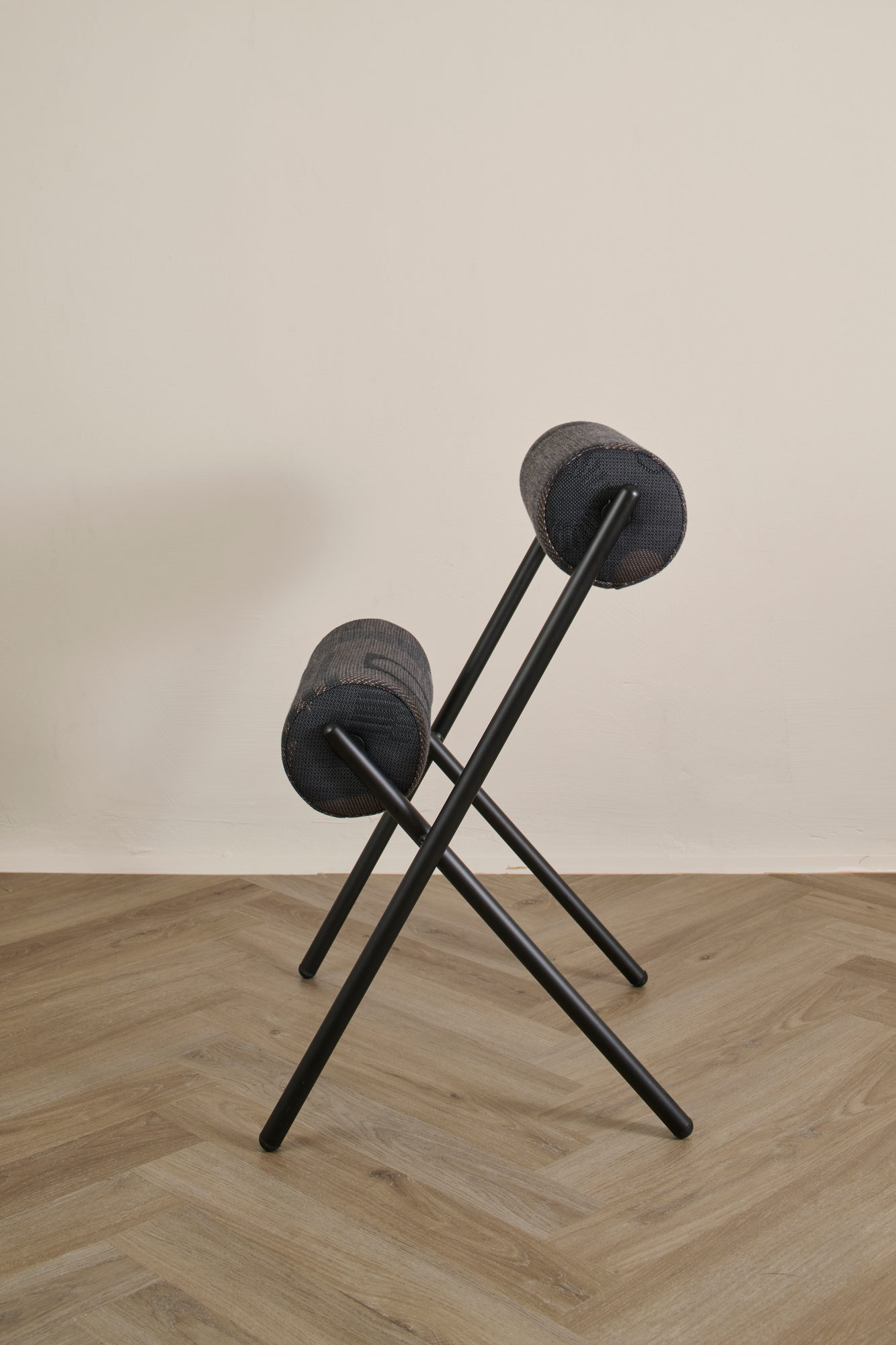 Roll Chair in Dunkel im Profil