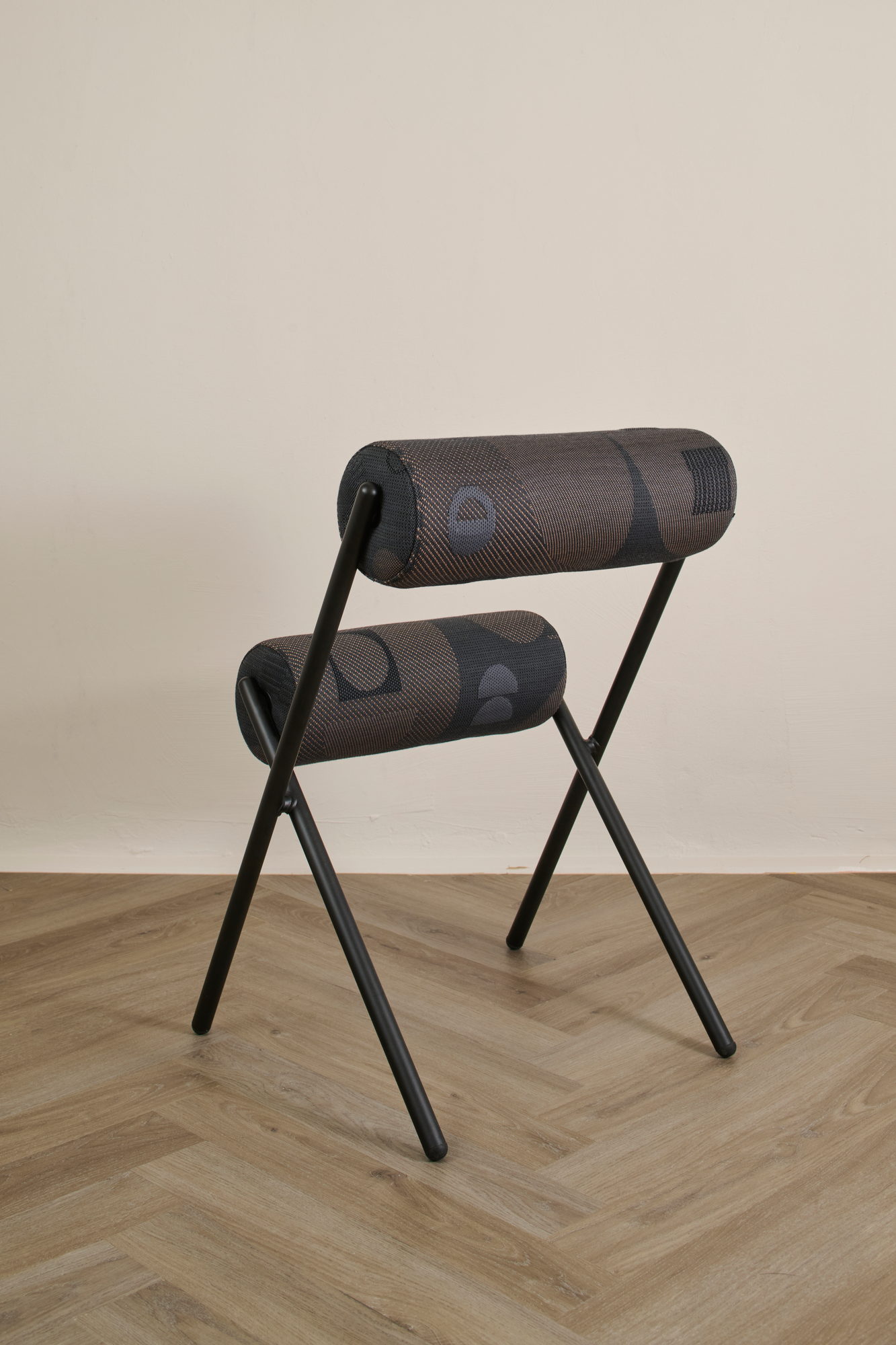 Roll Chair in Dunkel von hinten
