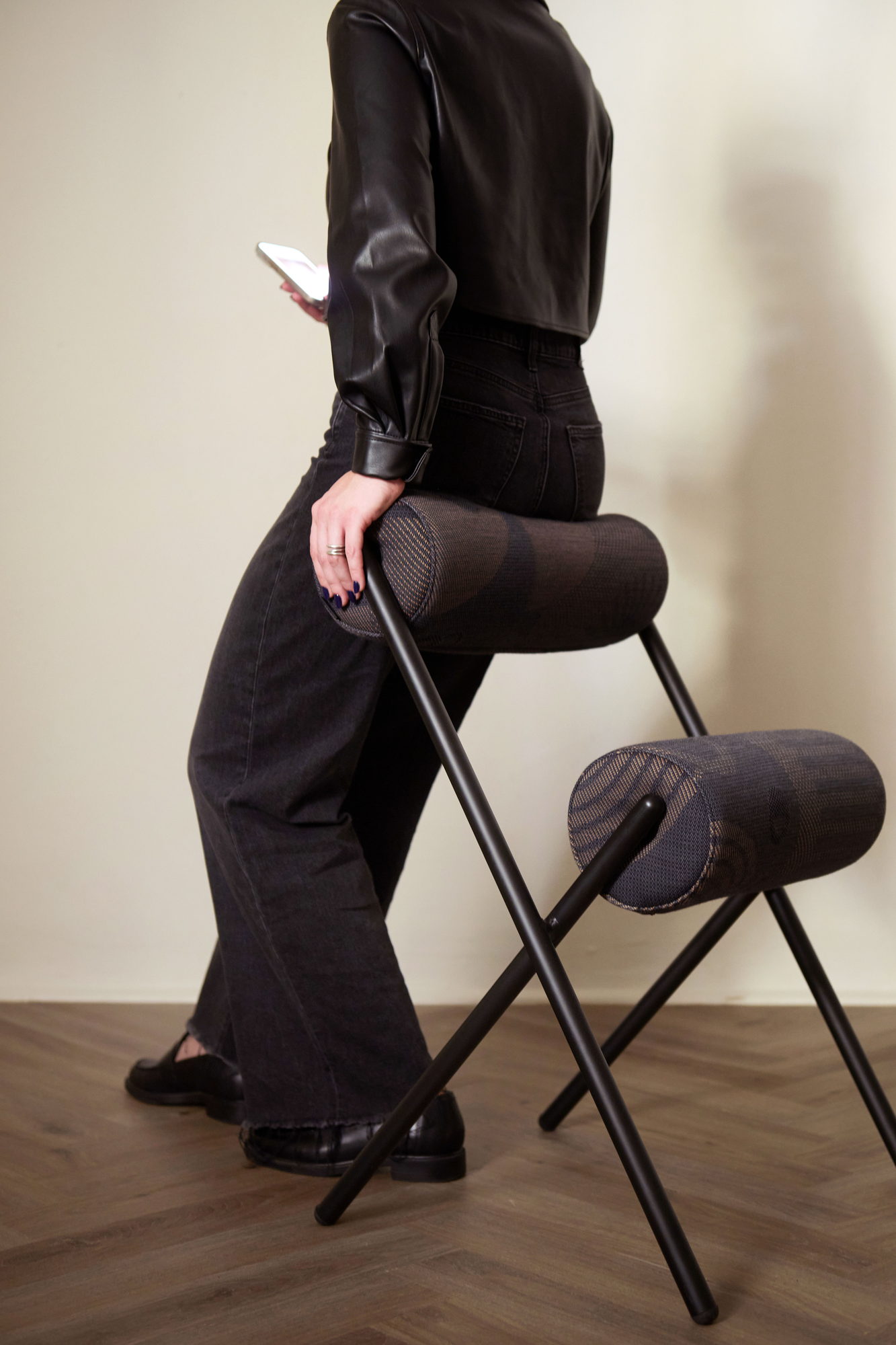 Roll Chair in einer Wohnszene mit stehender Person