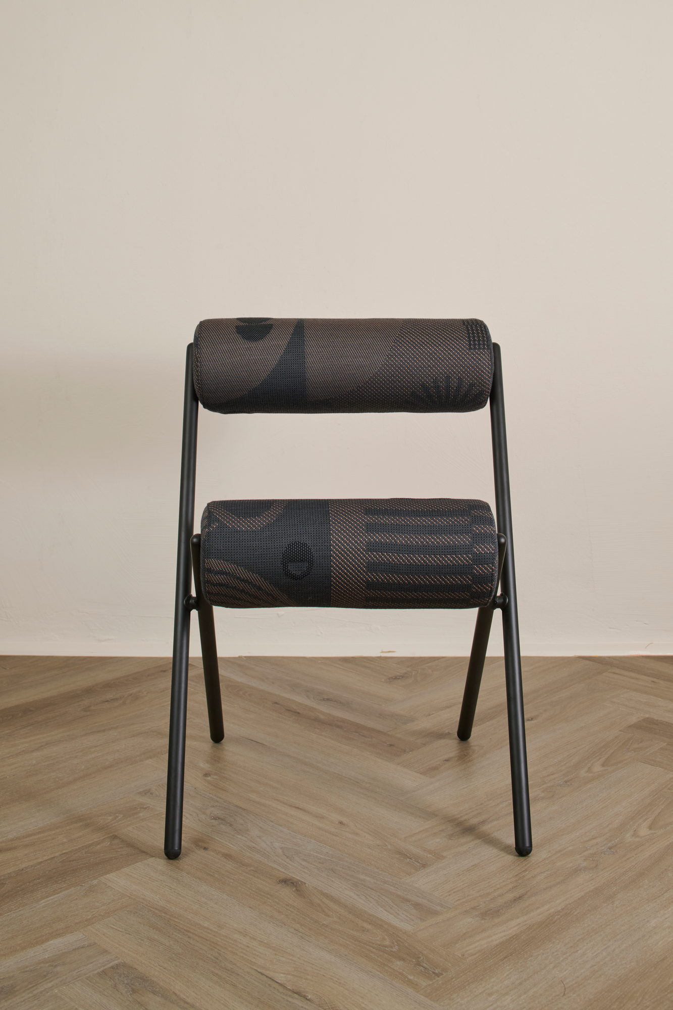 Roll Chair in Dunkel in der Dreiviertelansicht
