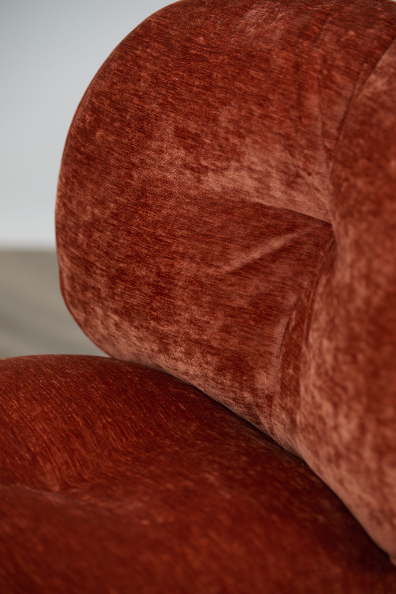 Detail der Polsterkante am Mullit Chair in Rostrot