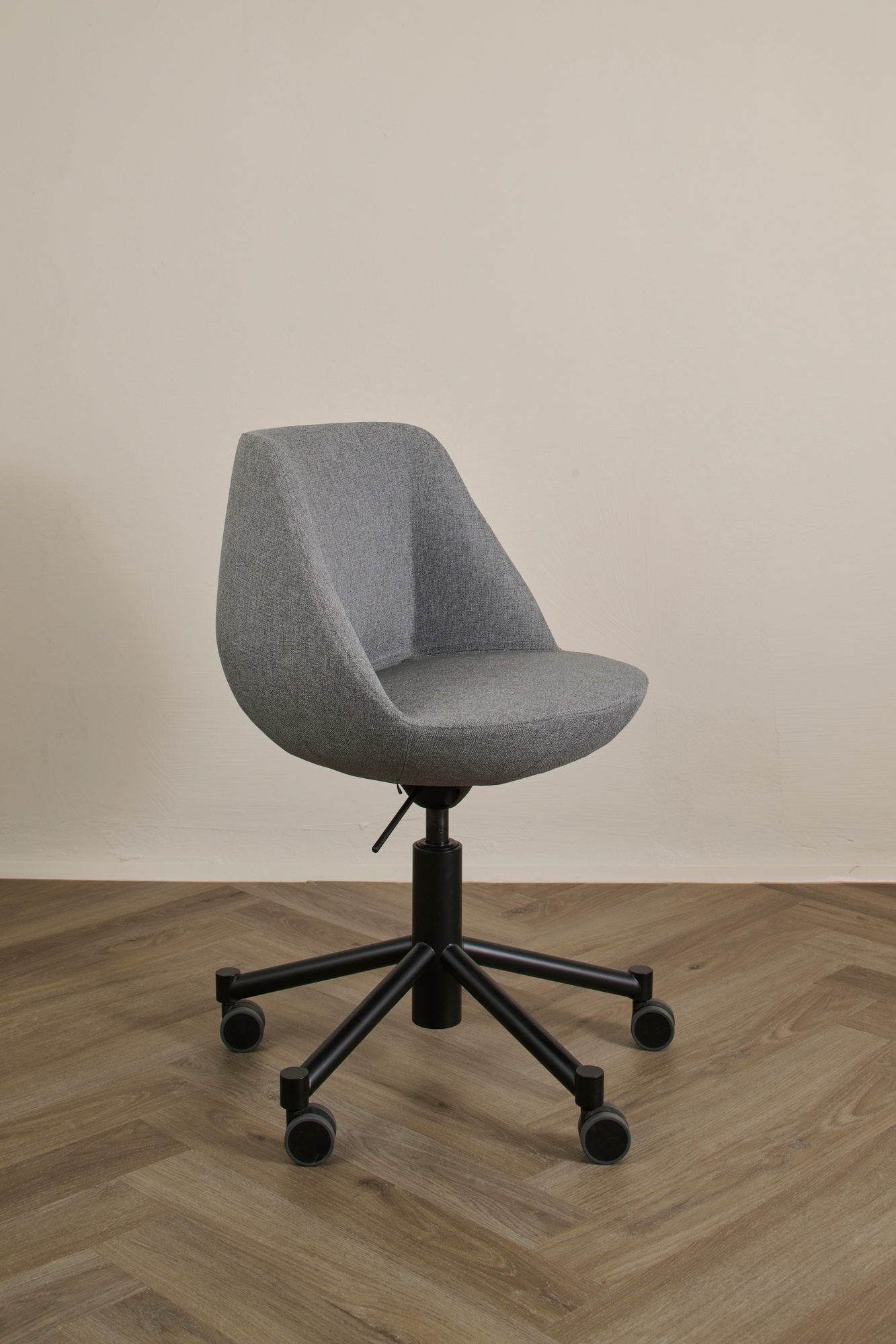 Magnum Chair in Grau meliert von der Seite