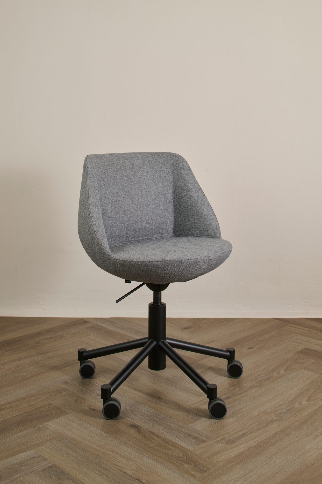 Magnum Chair in Grau meliert in der Dreiviertelansicht