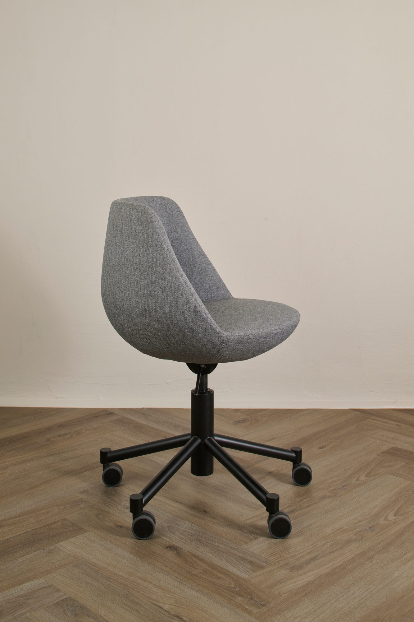 Magnum Chair in Grau meliert, schräge Rückansicht