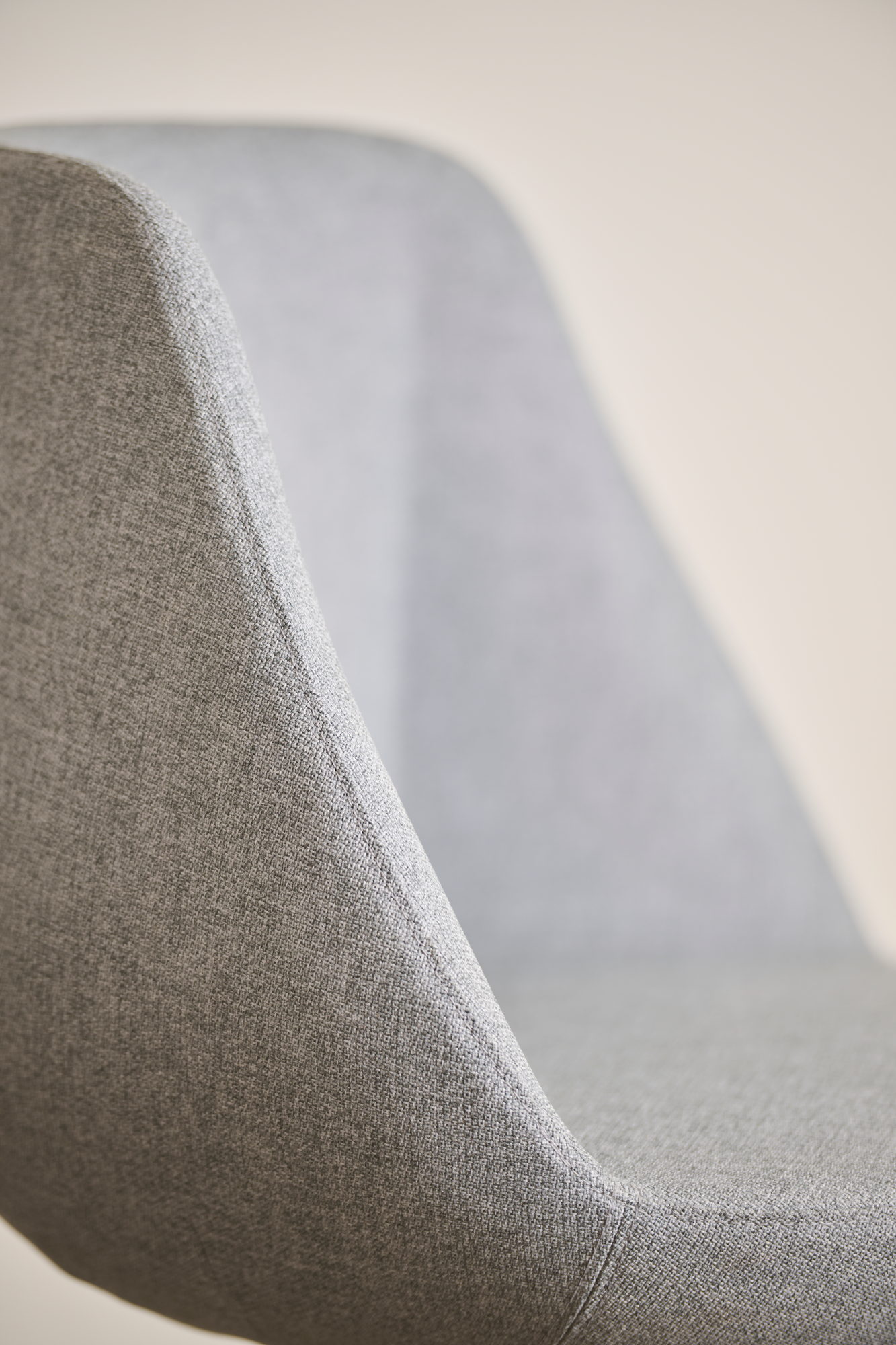 Detail der Sitzschale mit Stoffbezug am Magnum Chair