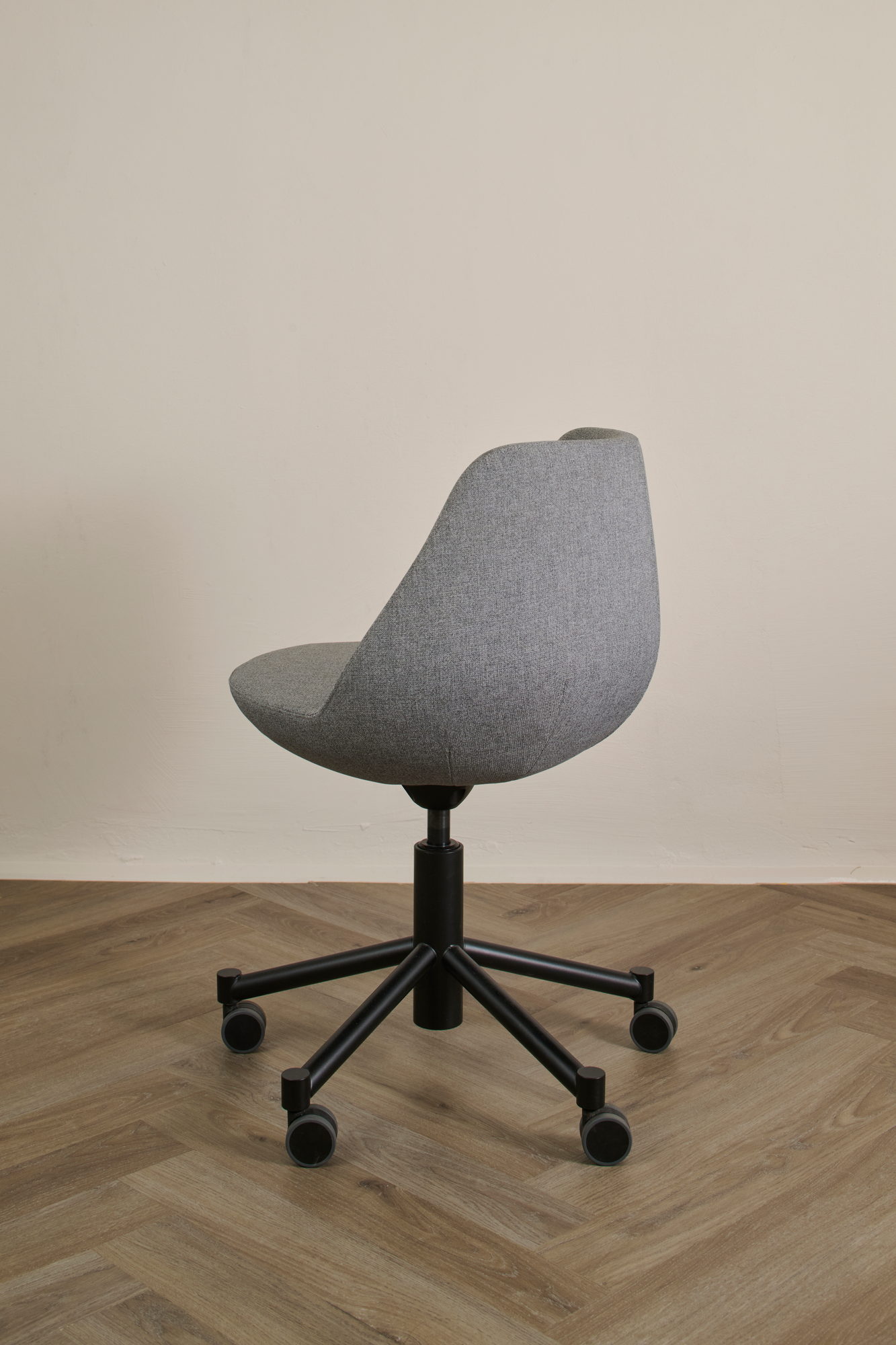 Magnum Chair in Grau meliert im Profil
