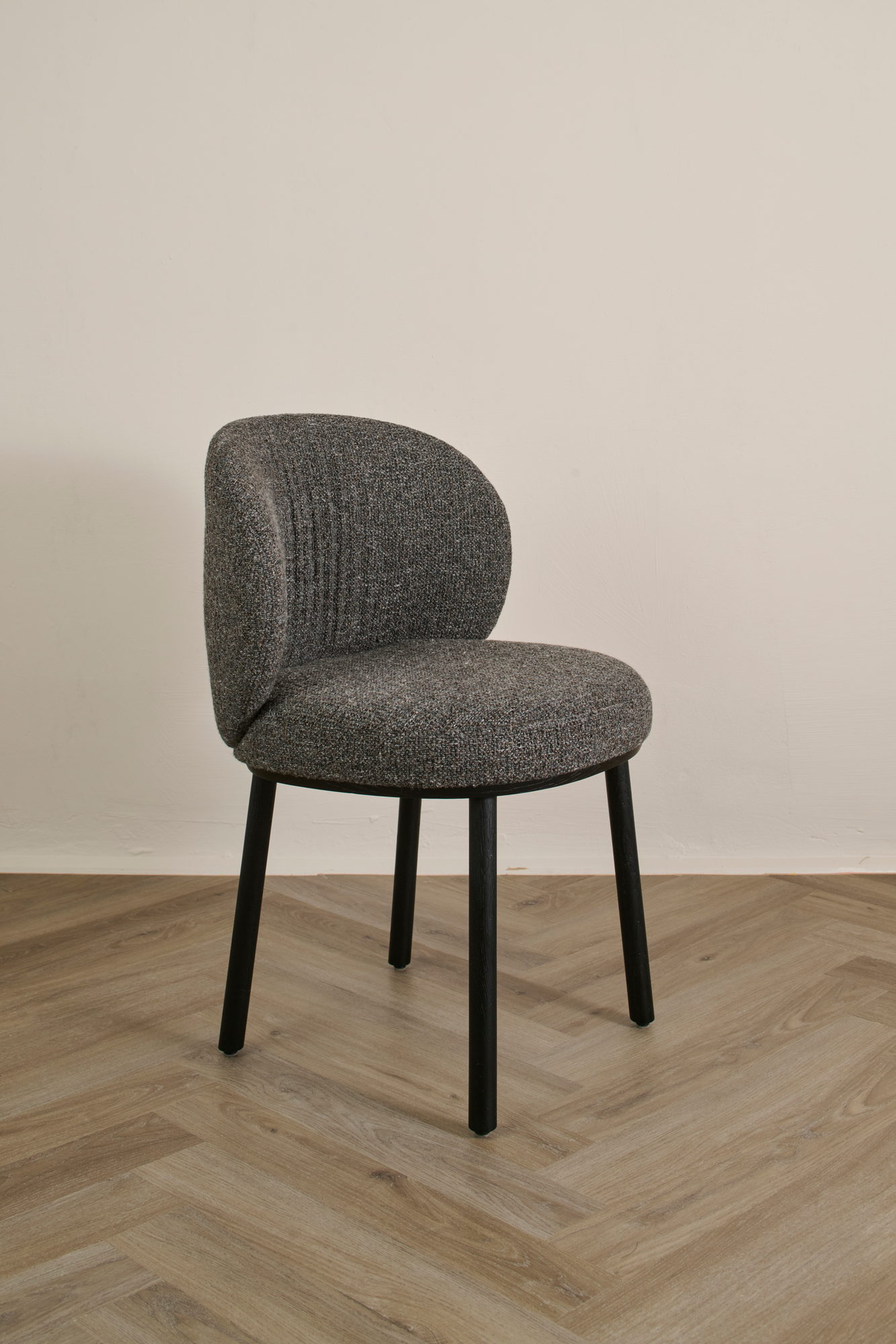 Ovata Dining Chair in Grau meliert in der Dreiviertelansicht