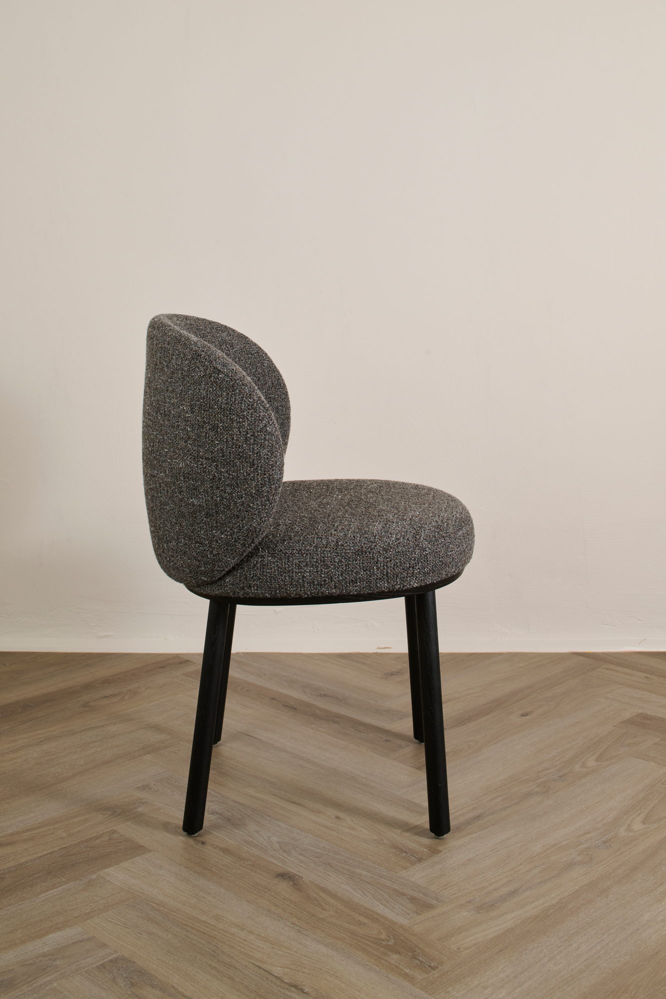 Ovata Dining Chair in Grau meliert von der Seite