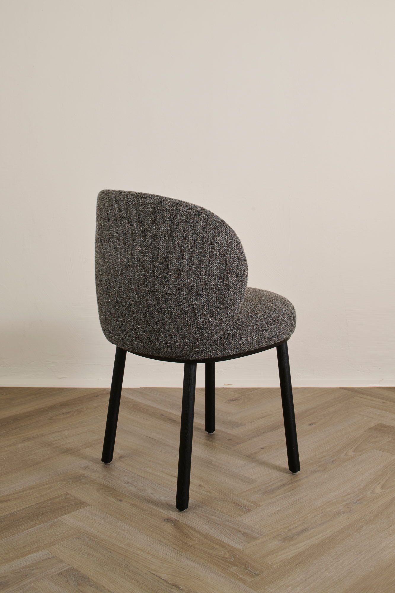 Ovata Dining Chair in Grau meliert, schräge Rückansicht