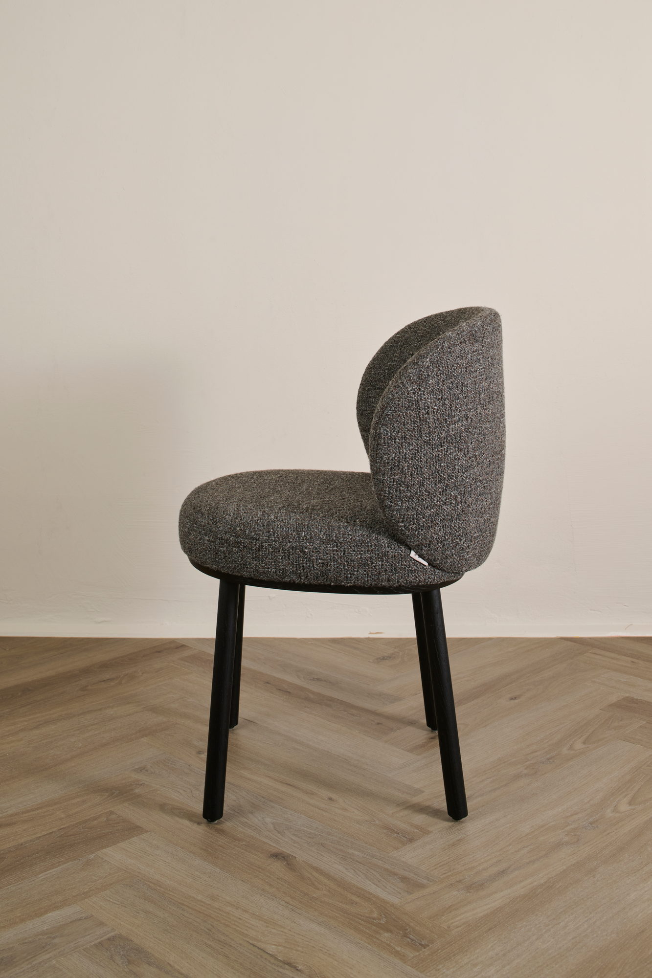 Ovata Dining Chair in Grau meliert, seitliche Ansicht
