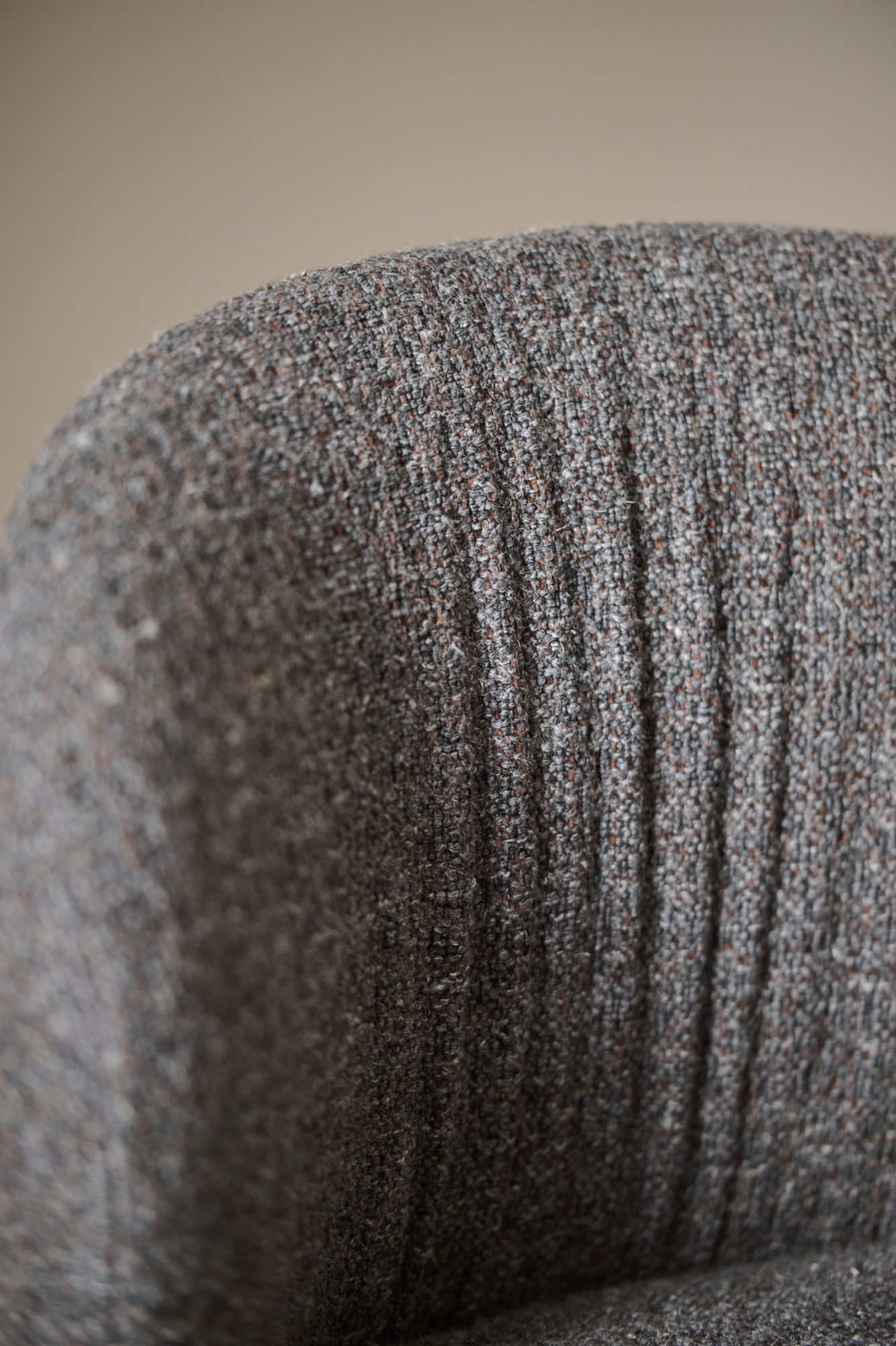 Detail des Bouclé-Bezugs an der Rückenlehne des Ovata Dining Chair