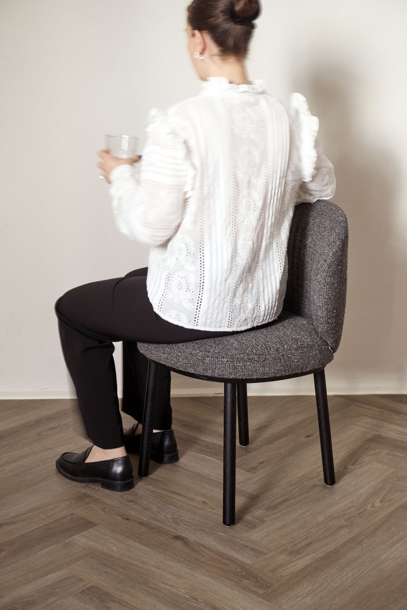 Ovata Dining Chair in Grau meliert in einer Wohnszene