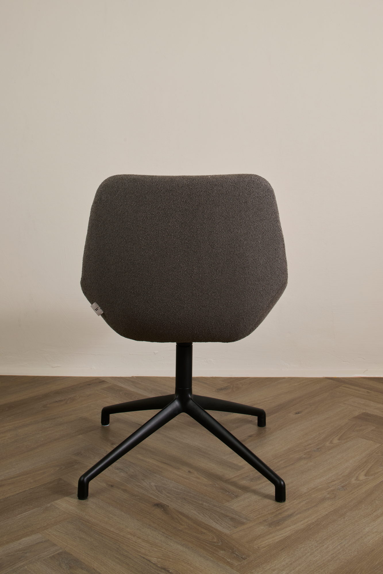 Sinum Chair in Graubraun von hinten