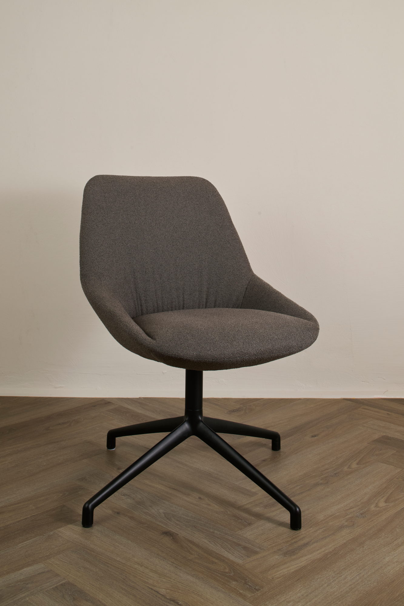 Sinum Chair in Graubraun in der Dreiviertelansicht
