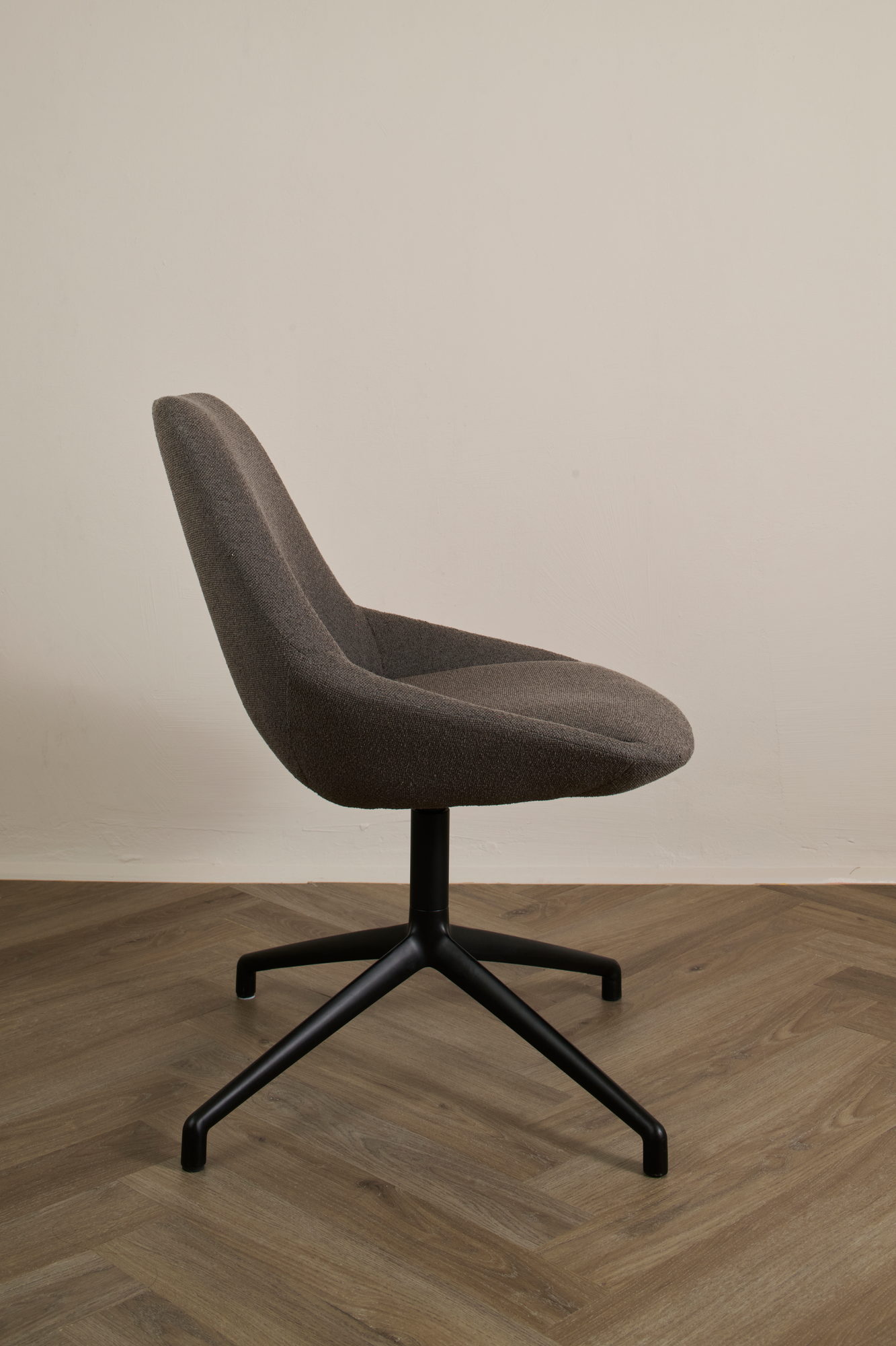 Sinum Chair in Graubraun von der Seite
