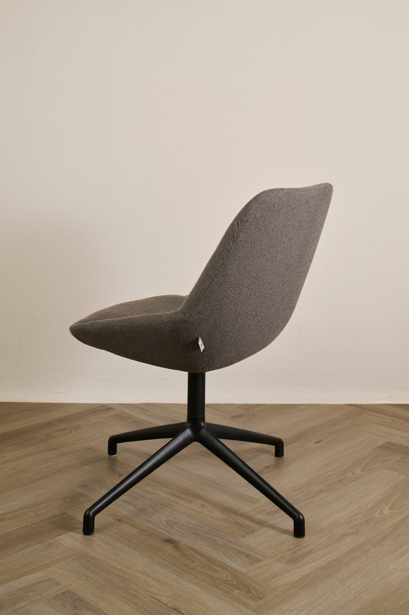 Sinum Chair in Graubraun, schräge Rückansicht
