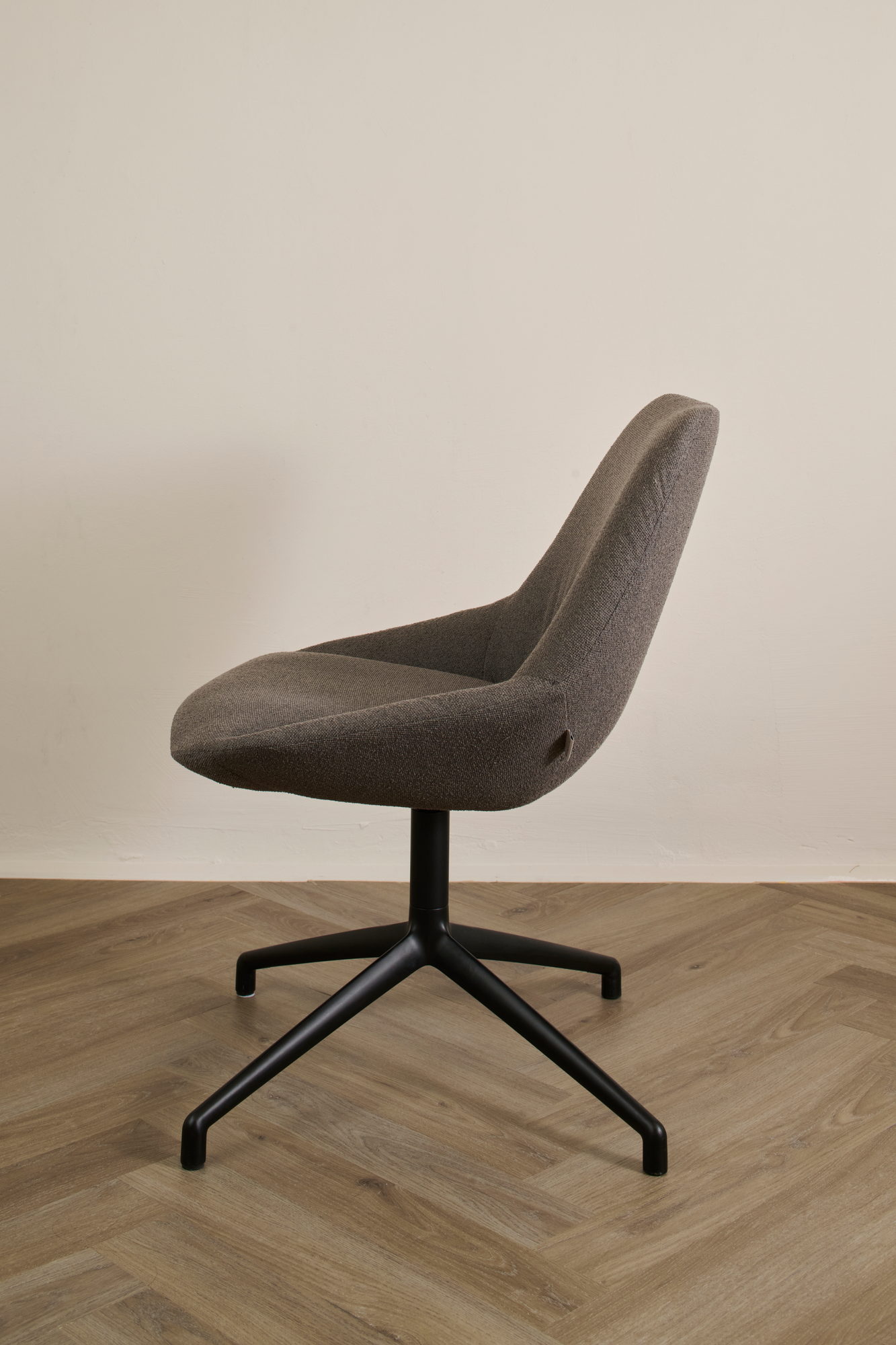 Sinum Chair in Graubraun, seitliche Ansicht mit Kreuzfuß