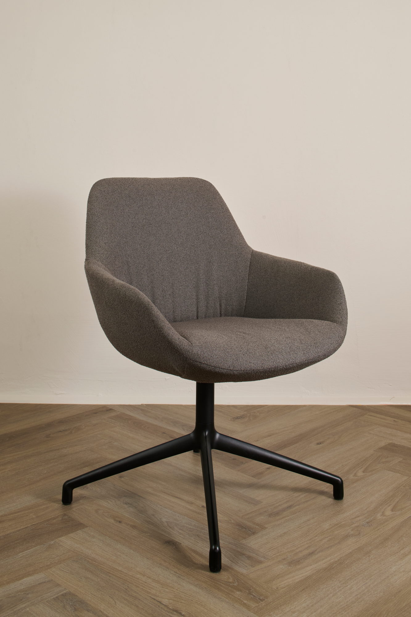 Sinum Armchair in Graubraun in der Dreiviertelansicht