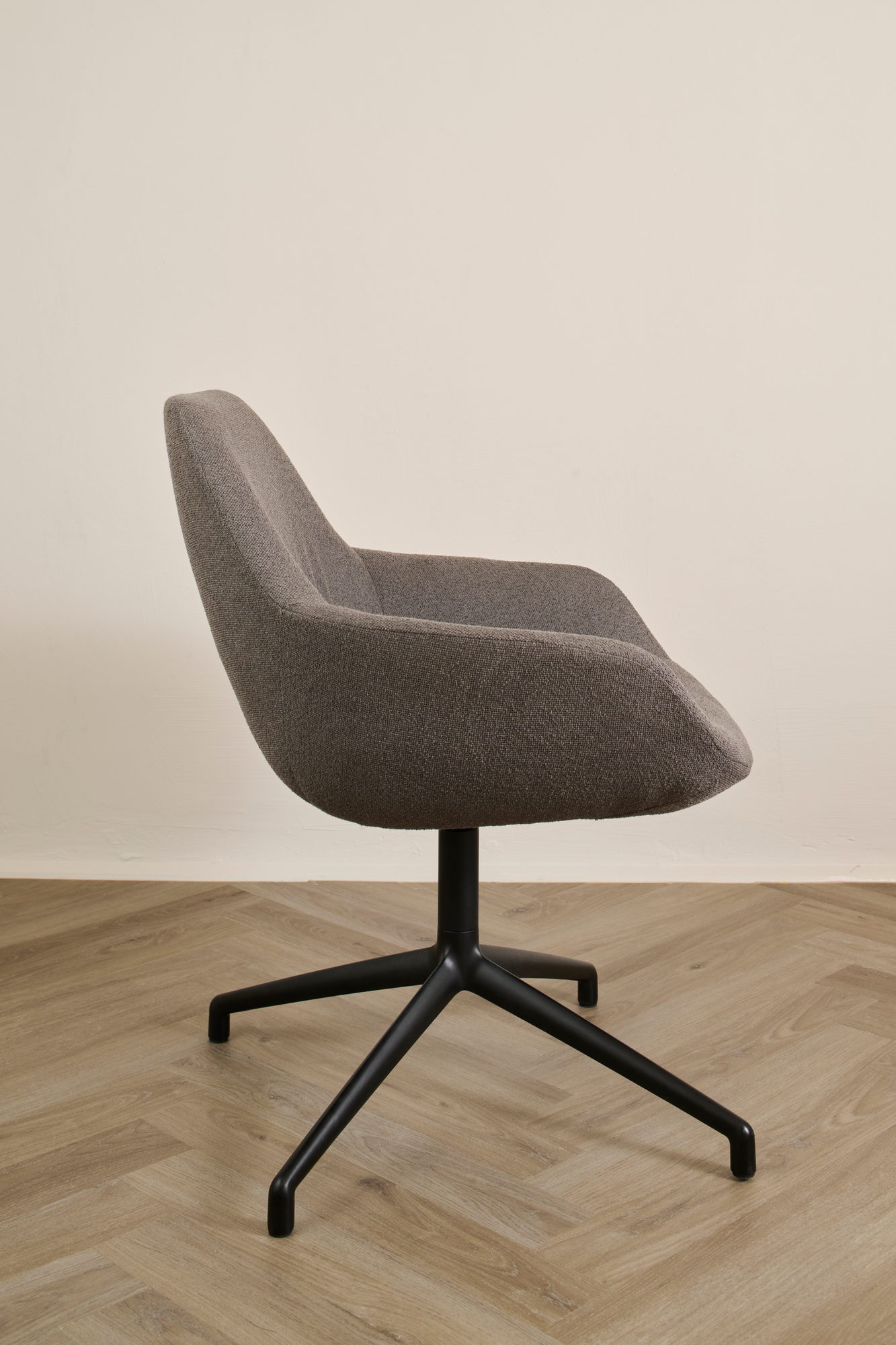Sinum Armchair in Graubraun, seitliche Ansicht mit Armlehne