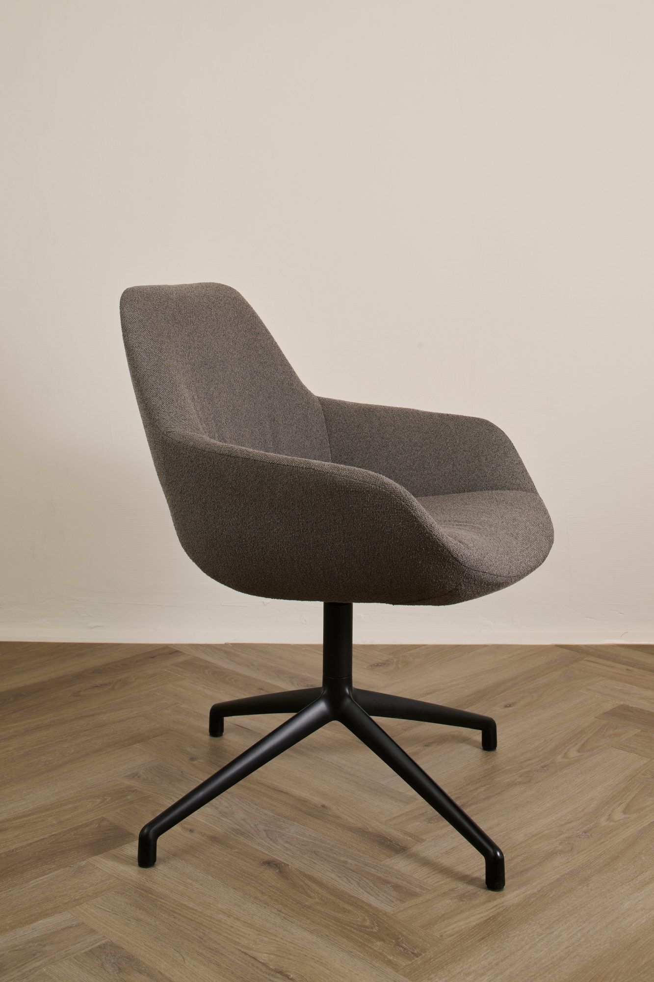 Sinum Armchair in Graubraun von der Seite