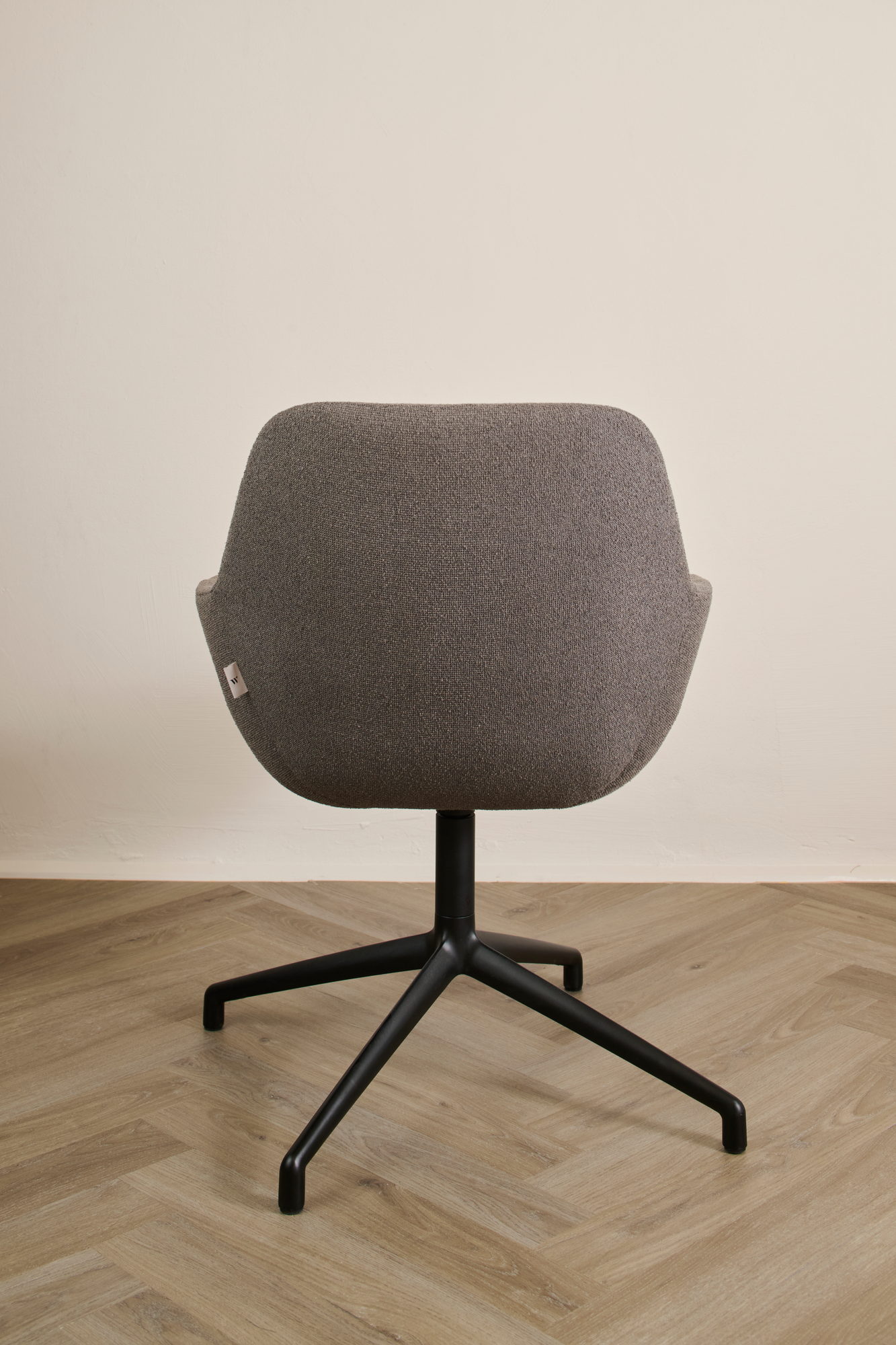Sinum Armchair in Graubraun von hinten