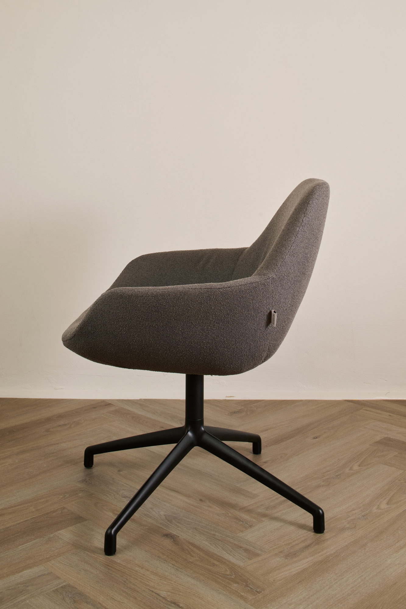 Sinum Armchair in Graubraun im Profil