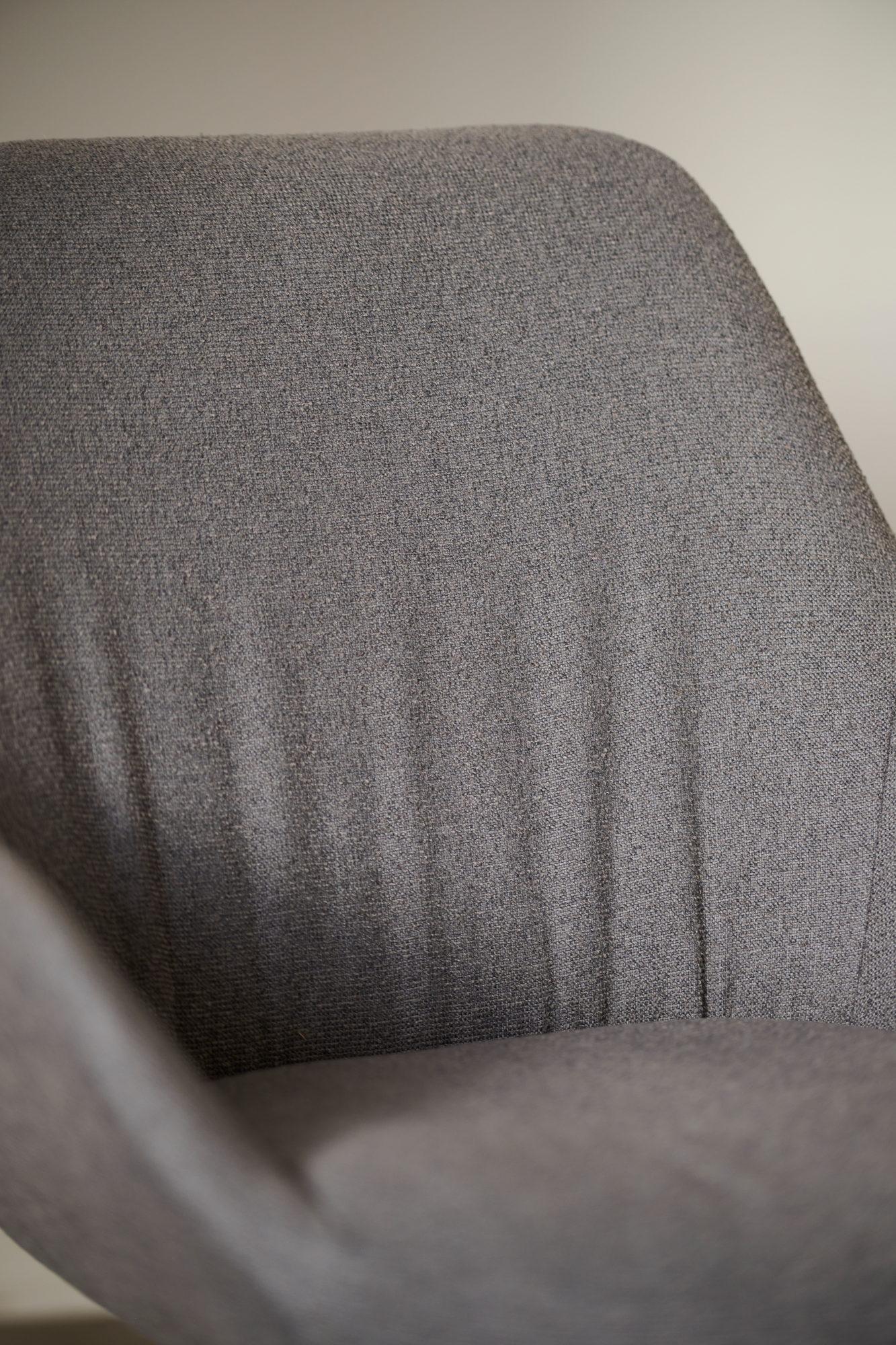Detail von Armlehne und Polsterung am Sinum Armchair