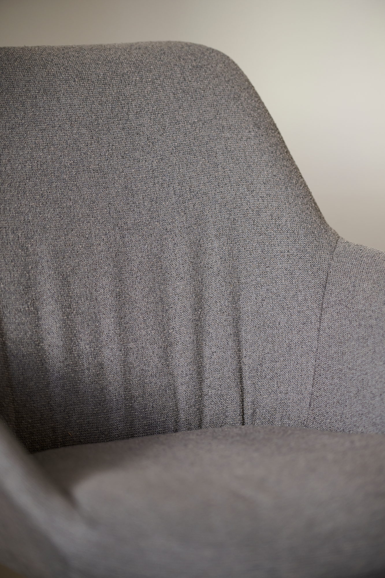 Detail der Rückenlehne mit Polsterung am Sinum Armchair