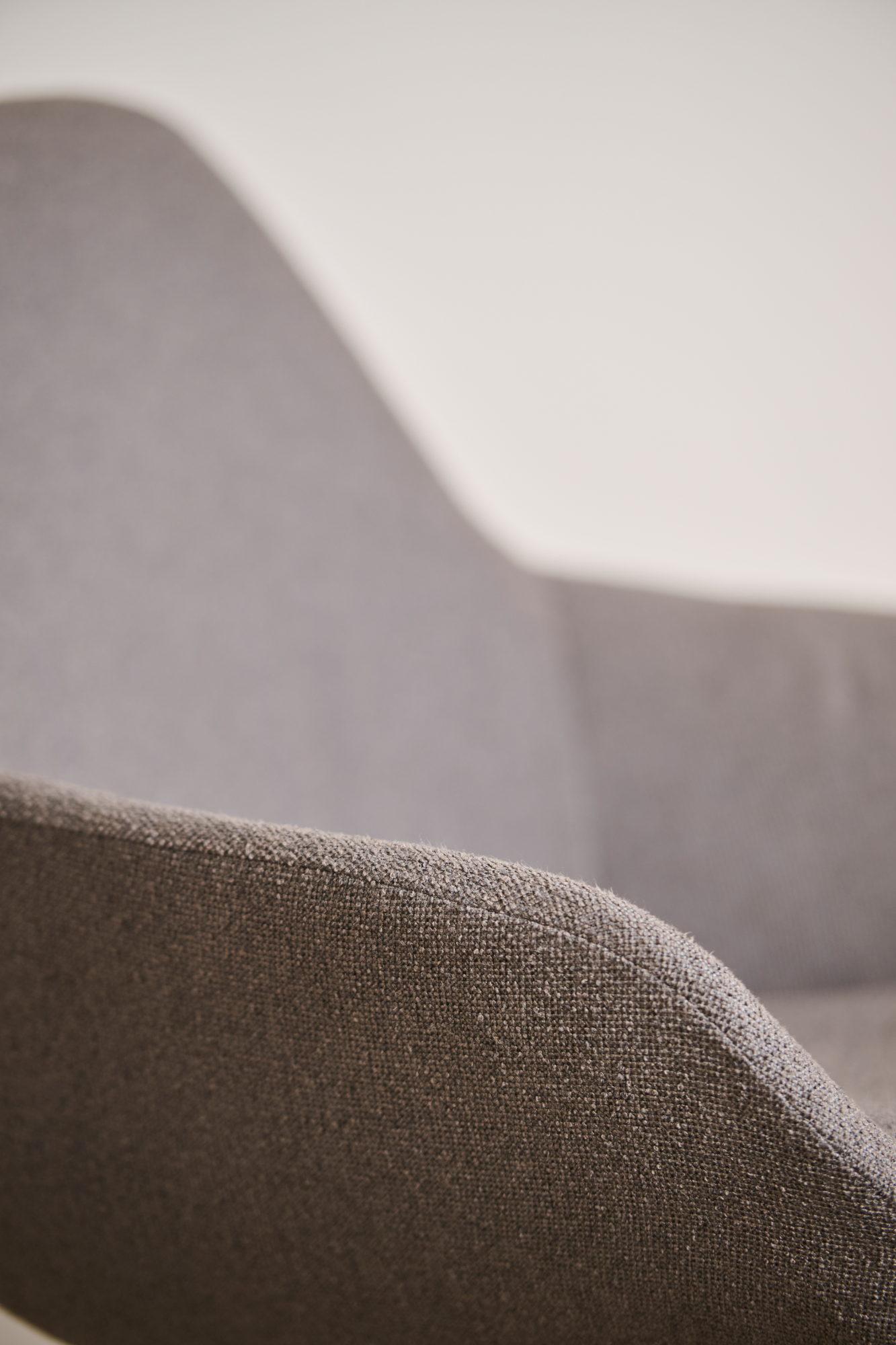 Detail von Sitzschale und Stoffbezug am Sinum Armchair